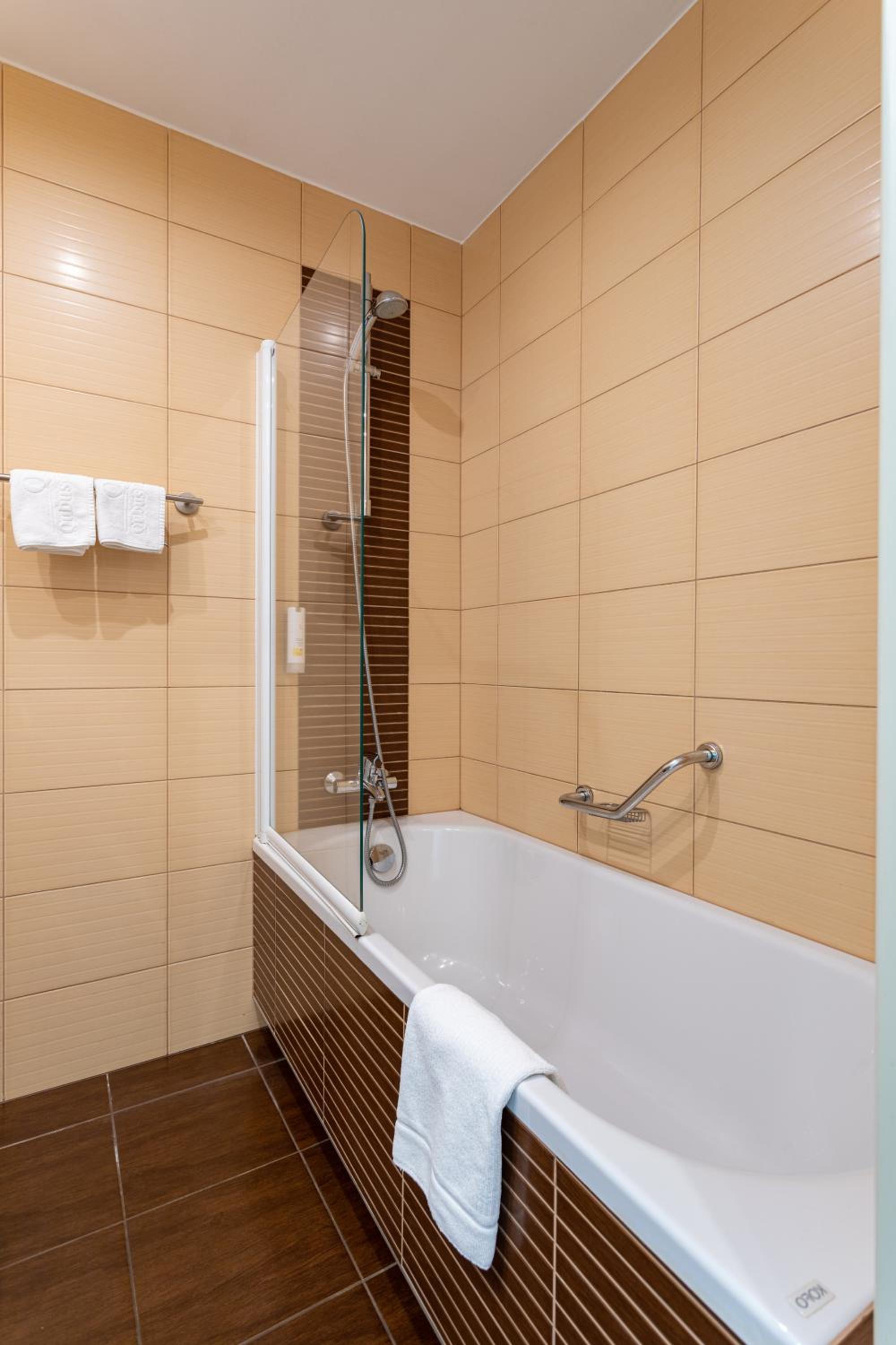 Twin Room - Photo 8