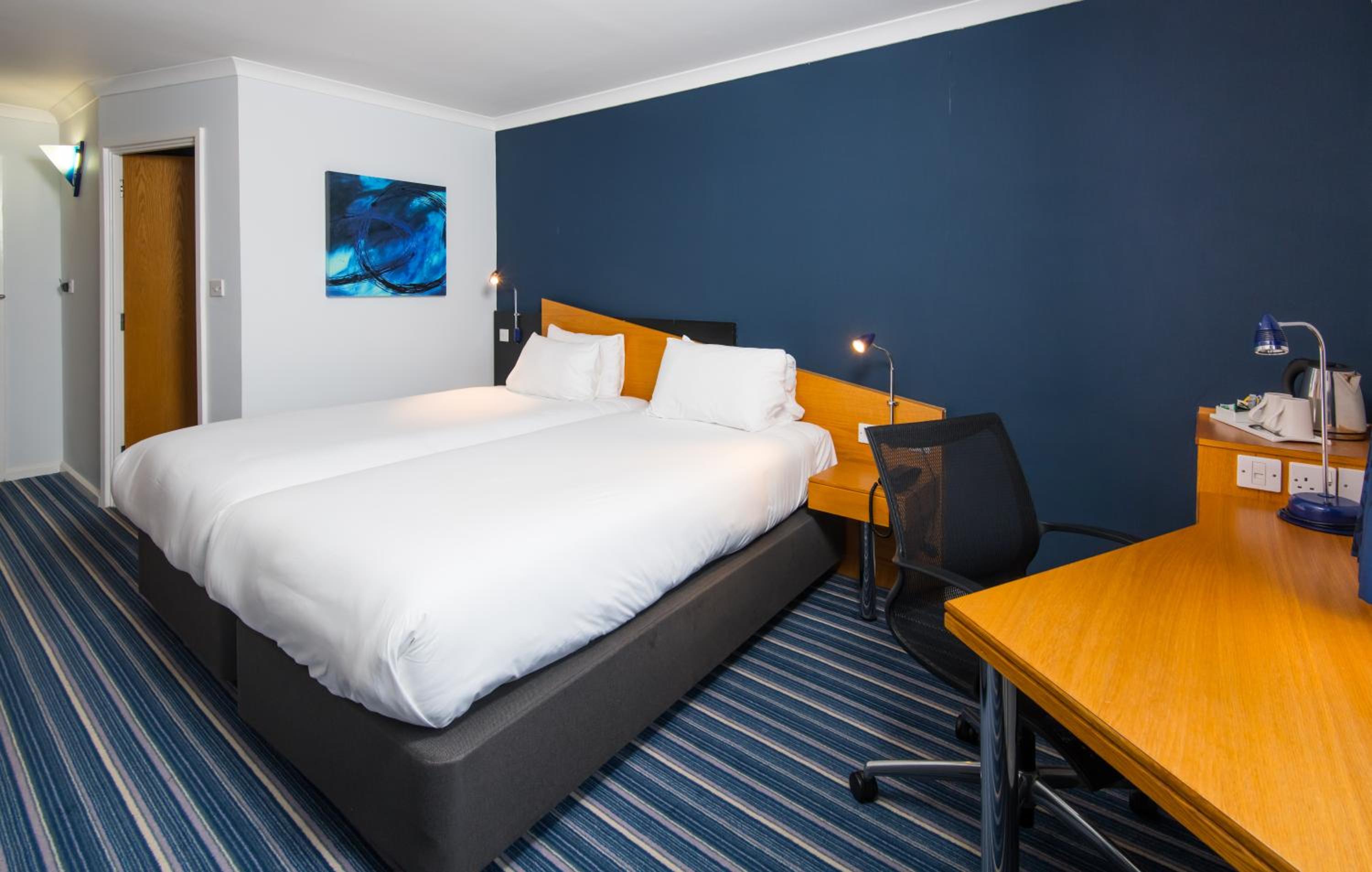 Standard Twin Room with Free Hot Breakfast - Photo 5