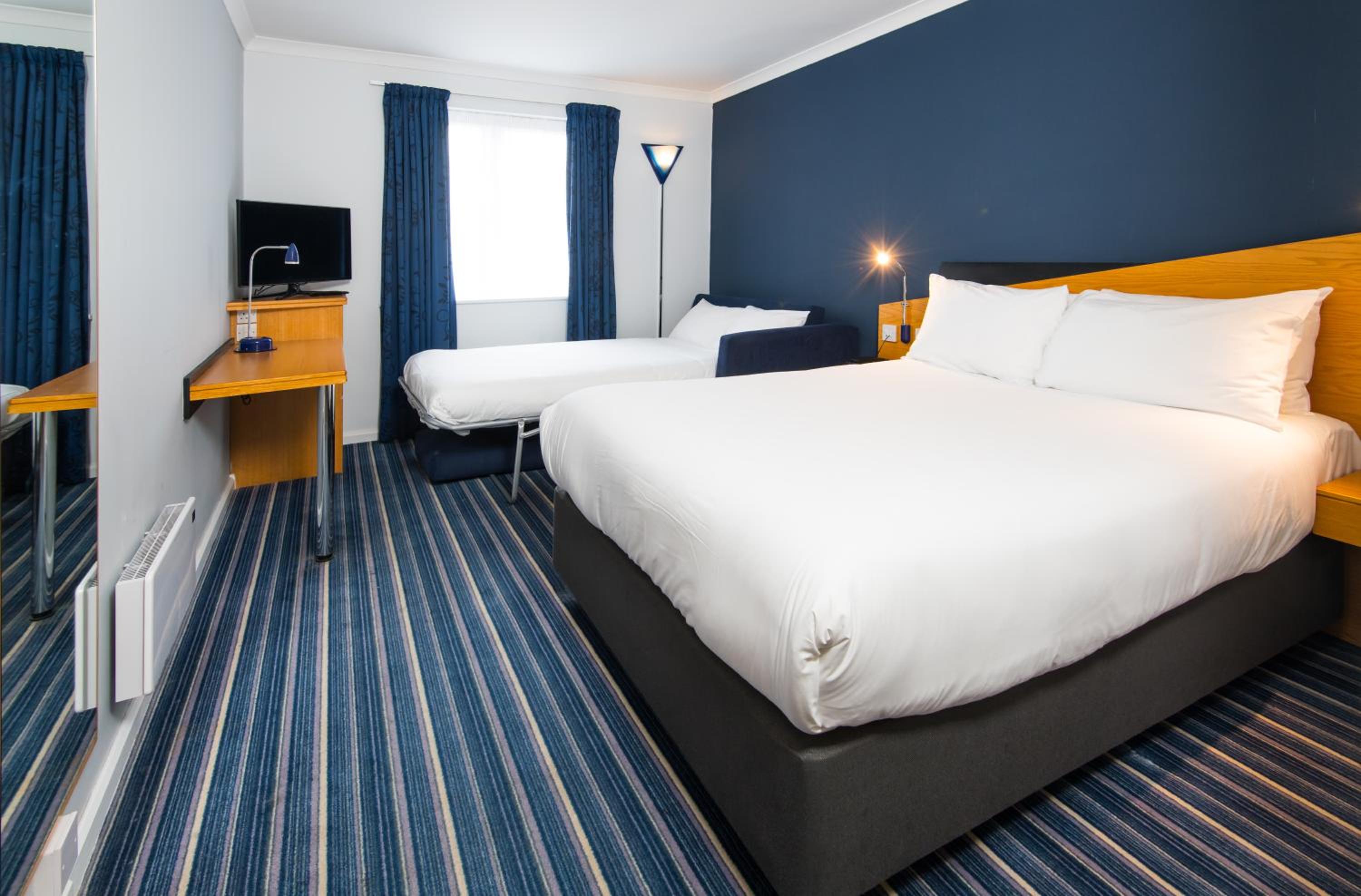 Standard Double Room with Sofa Bed and Free Hot Breakfast - Photo 2