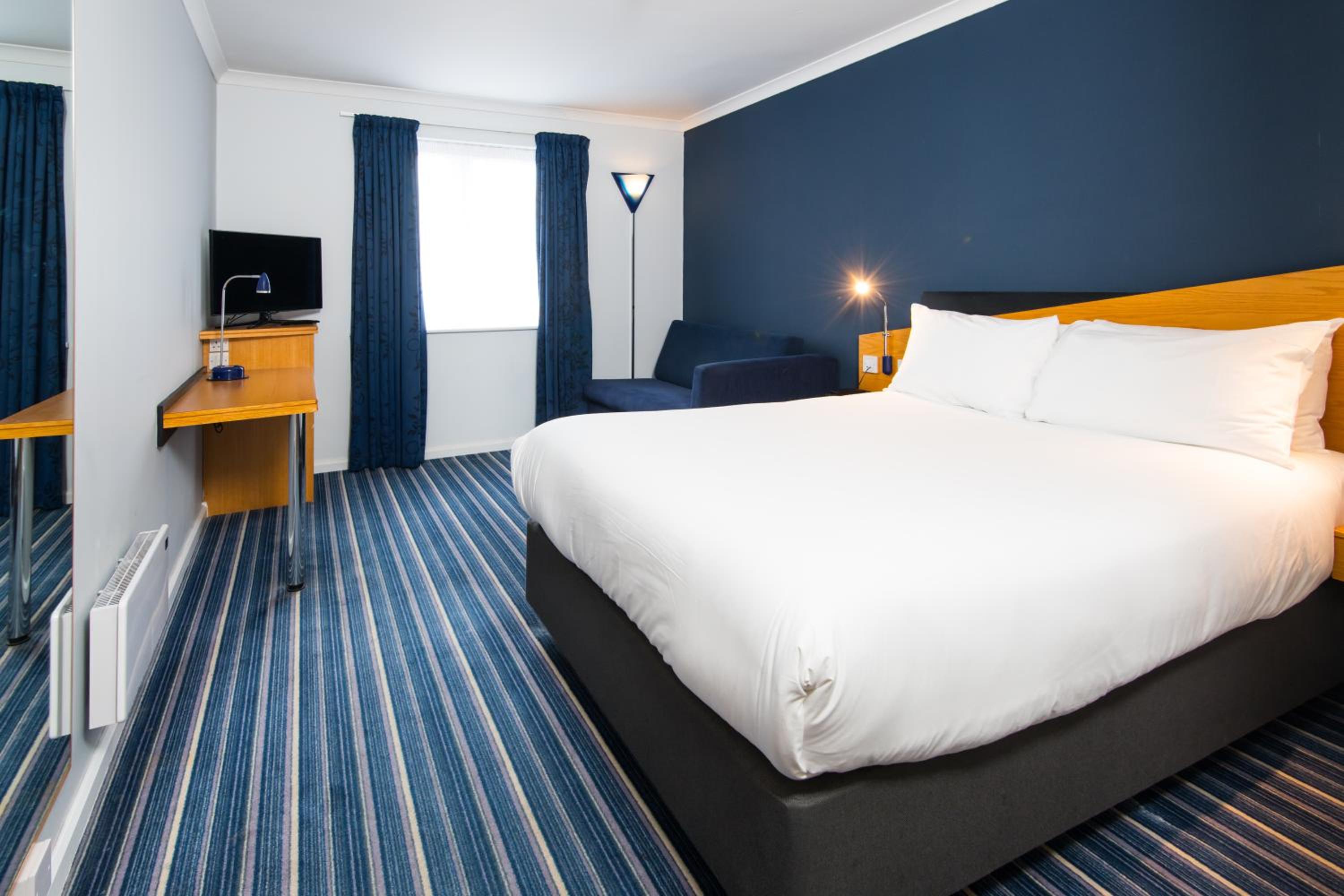 Standard Double Room with Sofa Bed and Free Hot Breakfast - Photo 4