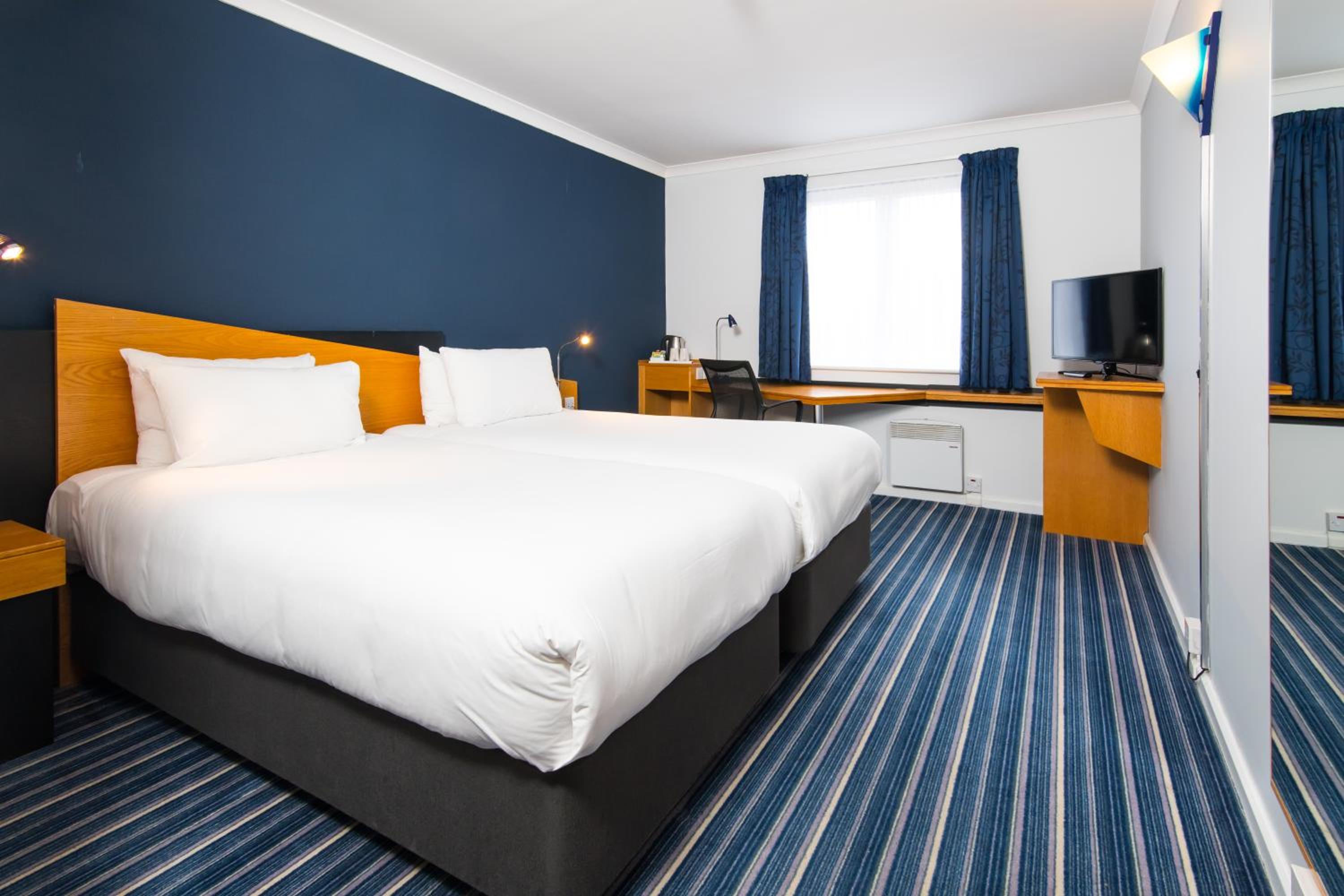 Standard Twin Room with Free Hot Breakfast - Photo 4