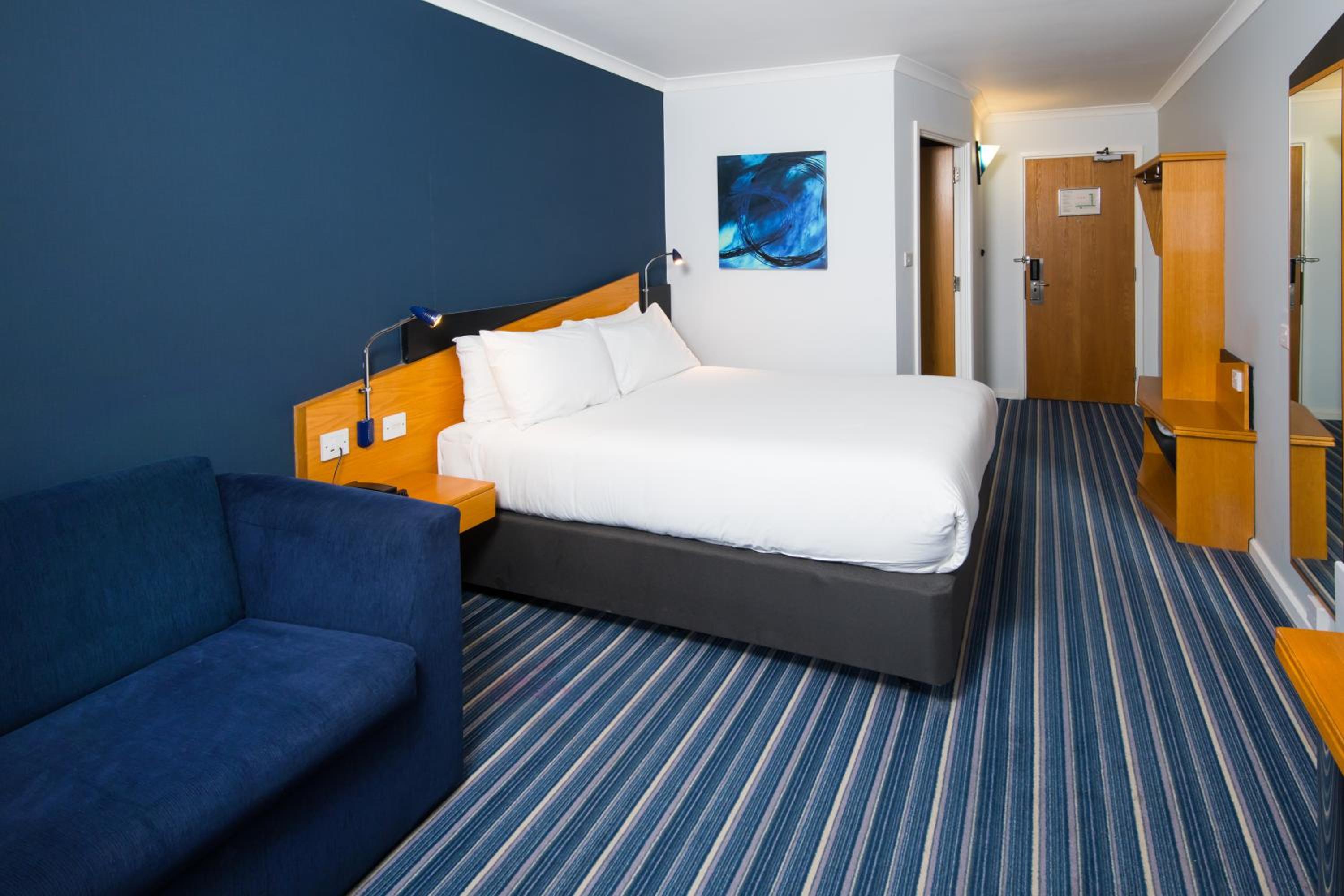 Standard Double Room with Sofa Bed and Free Hot Breakfast - Photo 3