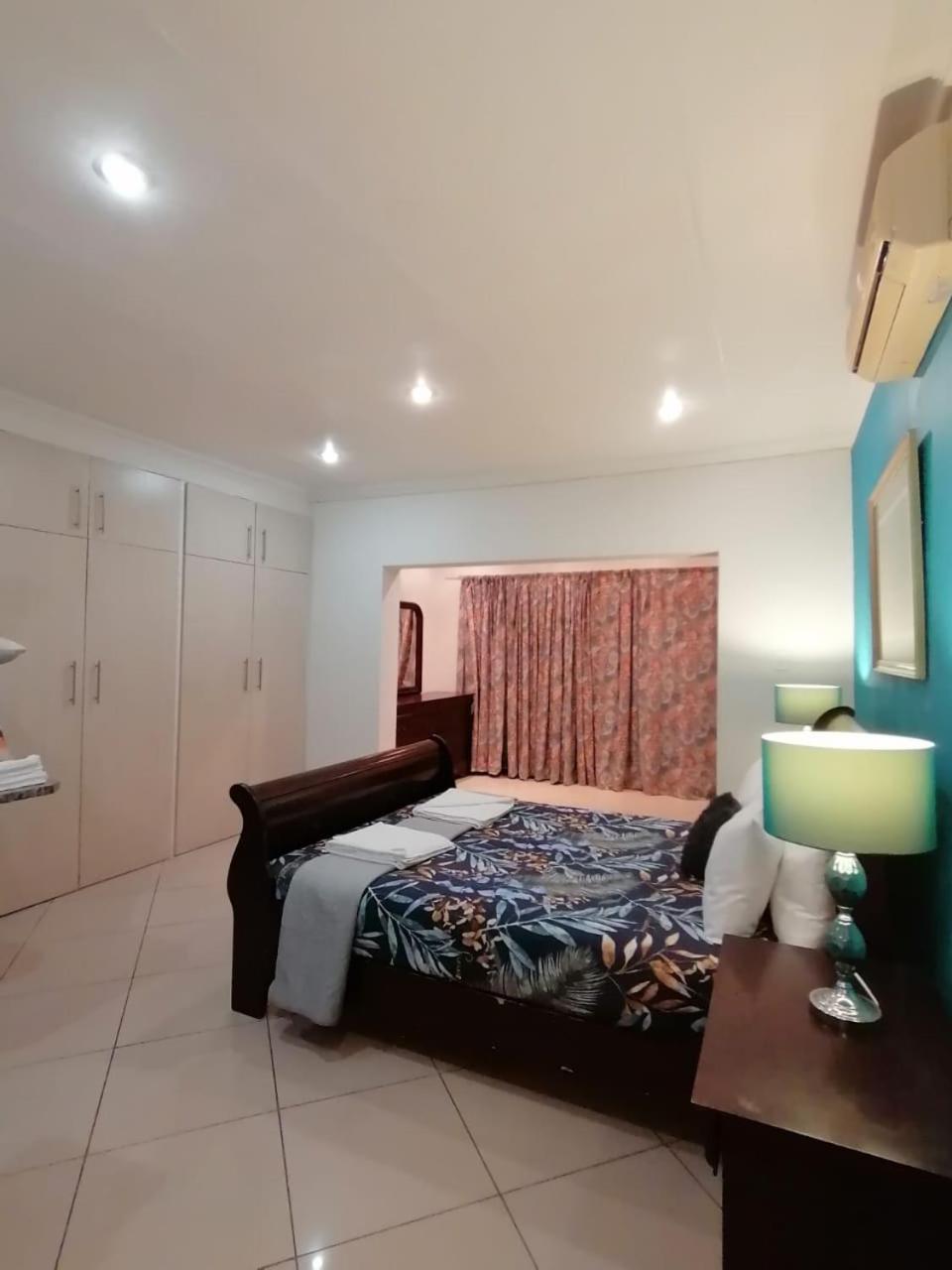 Deluxe Queen Room - Photo 10