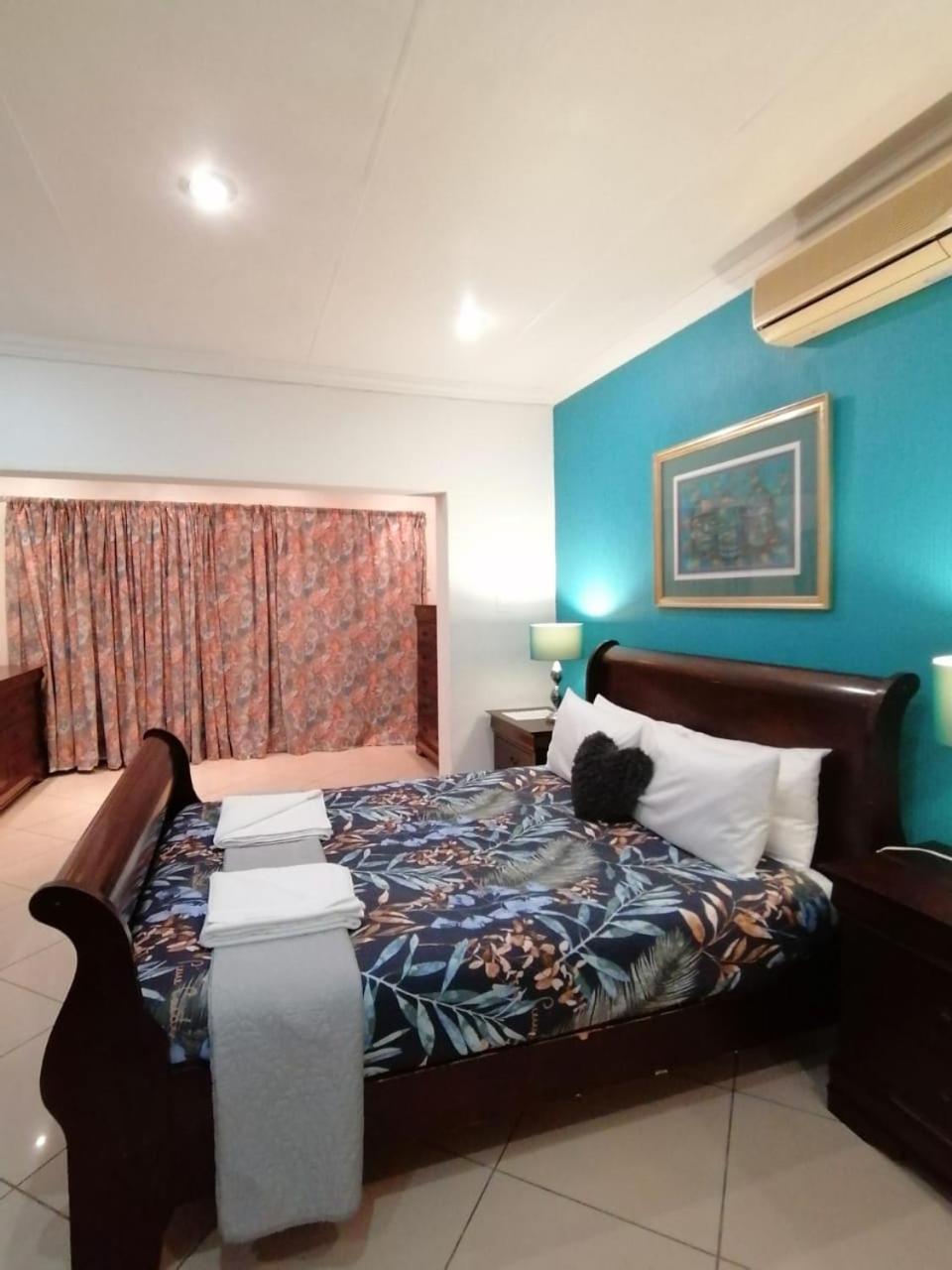 Deluxe Queen Room - Photo 7