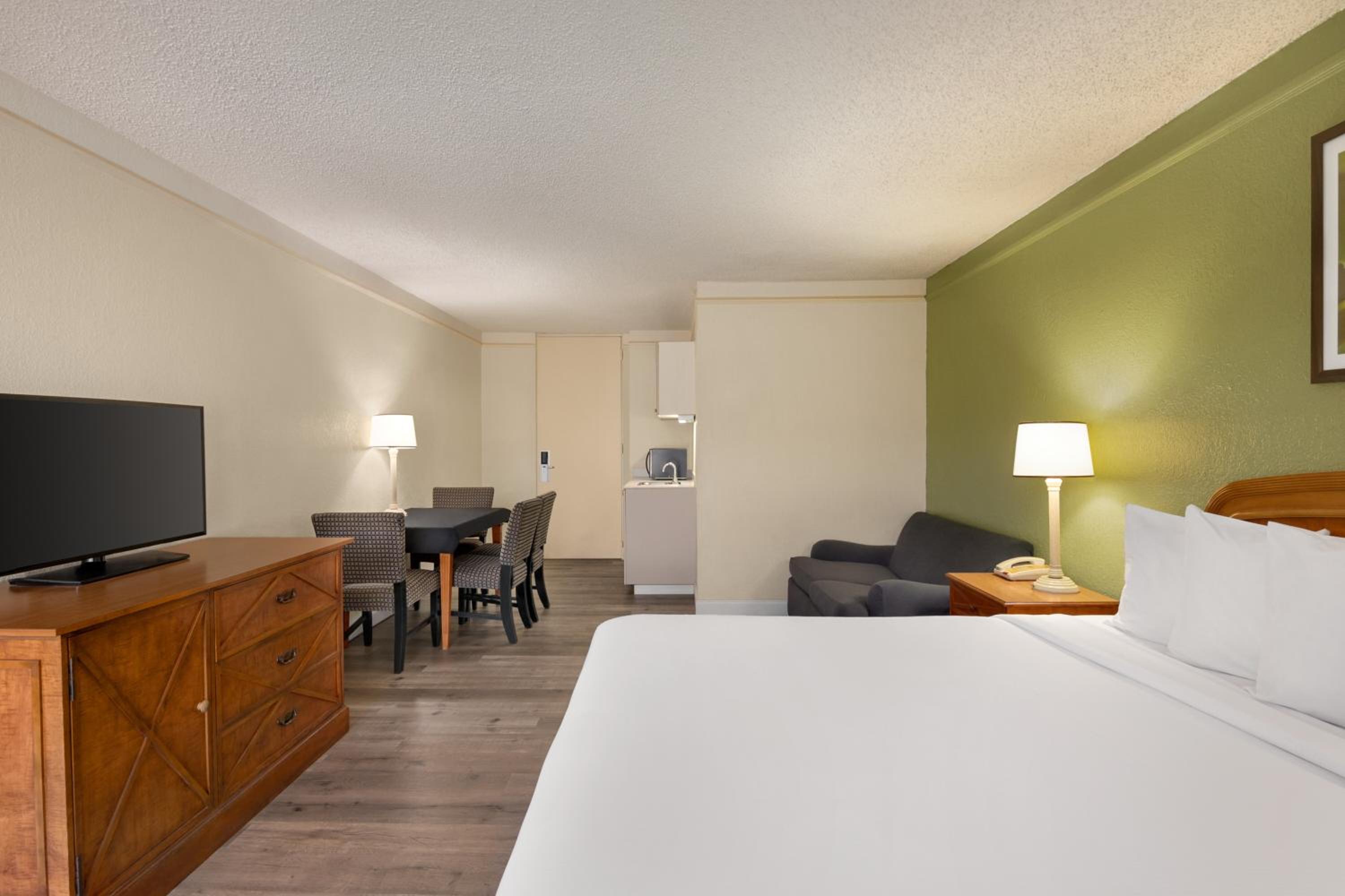1 King Bed, Studio Suite, Non-Smoking - Photo 1