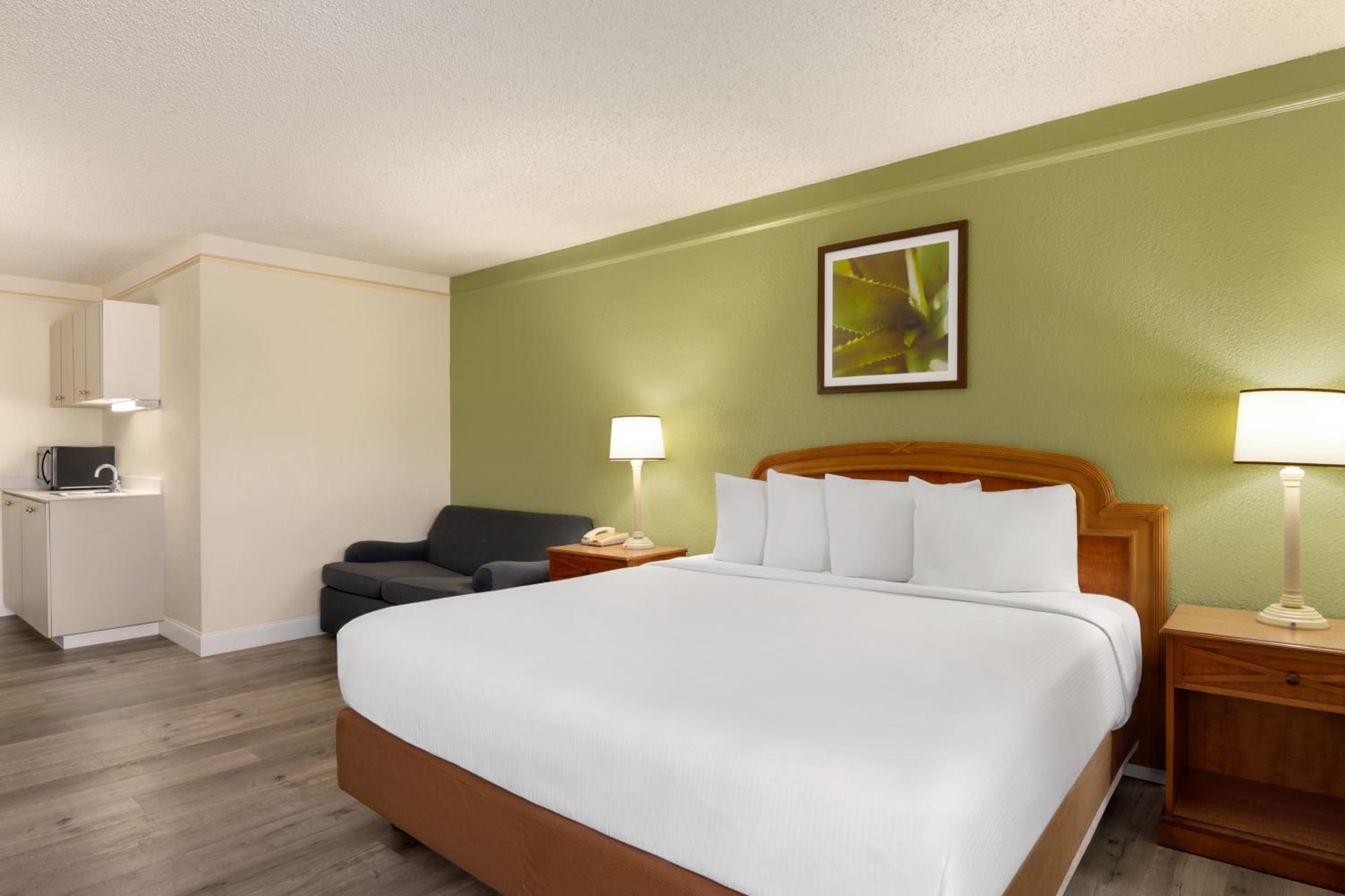 1 King Bed, Studio Suite, Non-Smoking - Photo 6