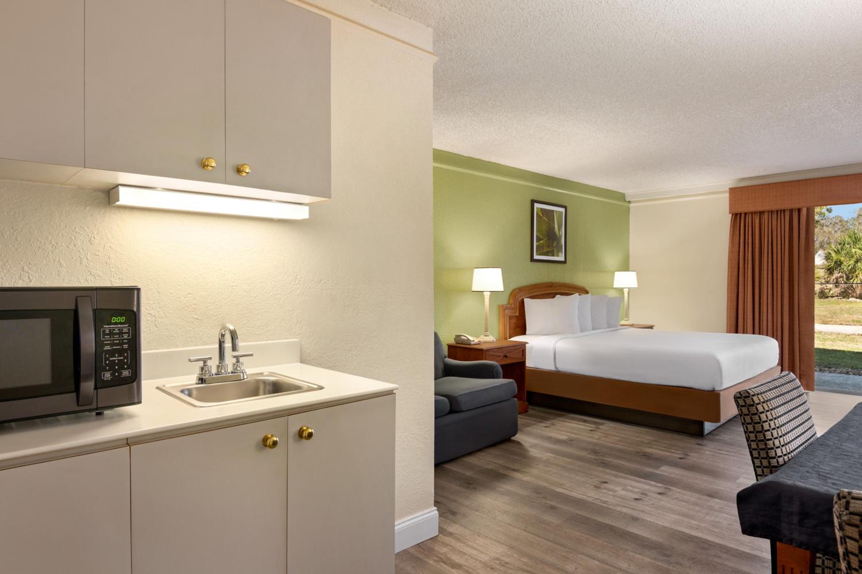 1 King Bed, Studio Suite, Non-Smoking - Photo 2