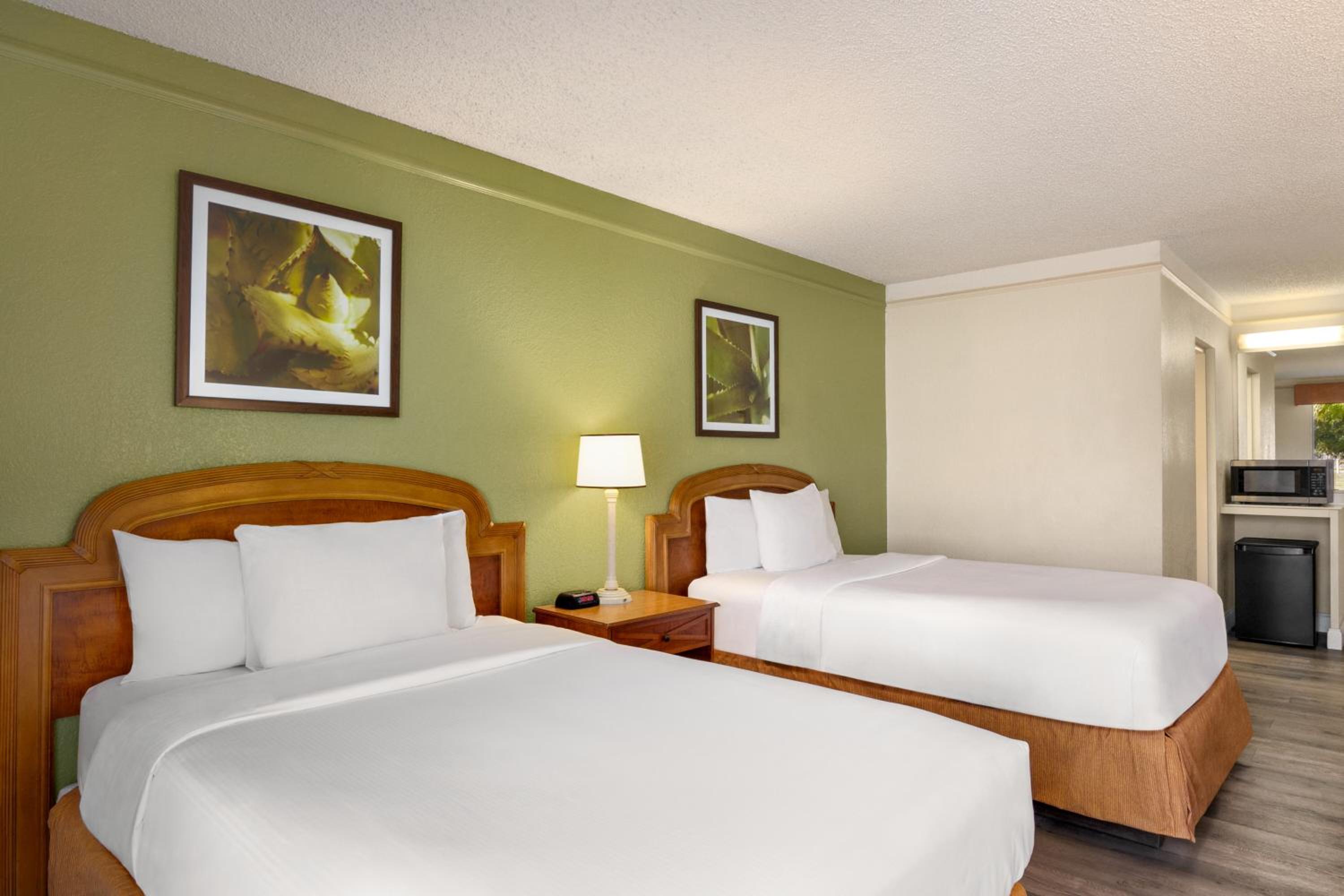 Double Room with Two Double Beds and Bath Tub - Mobility Accessible/Non-Smoking - Photo 7