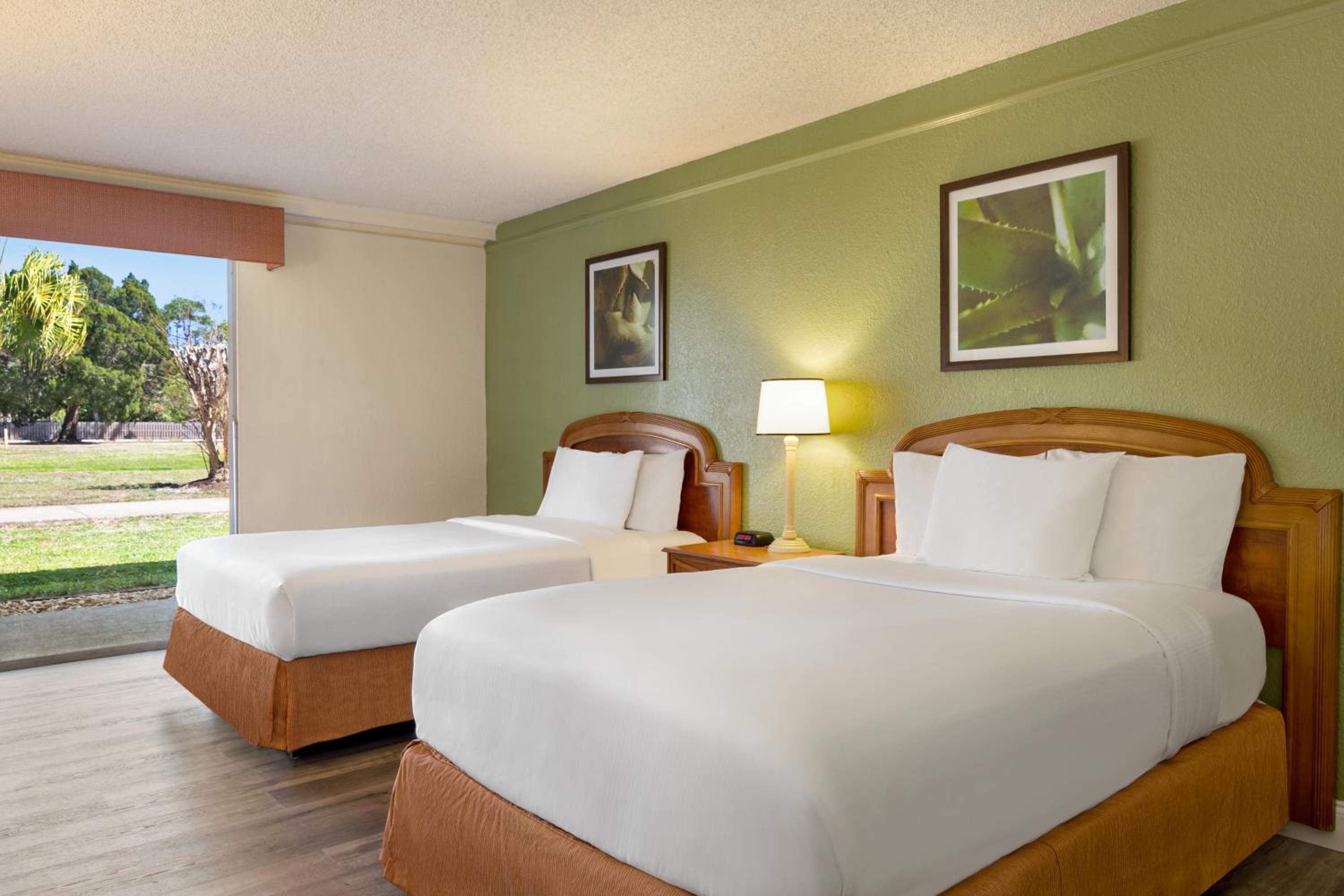 Double Room with Two Double Beds and Bath Tub - Mobility Accessible/Non-Smoking - Photo 6