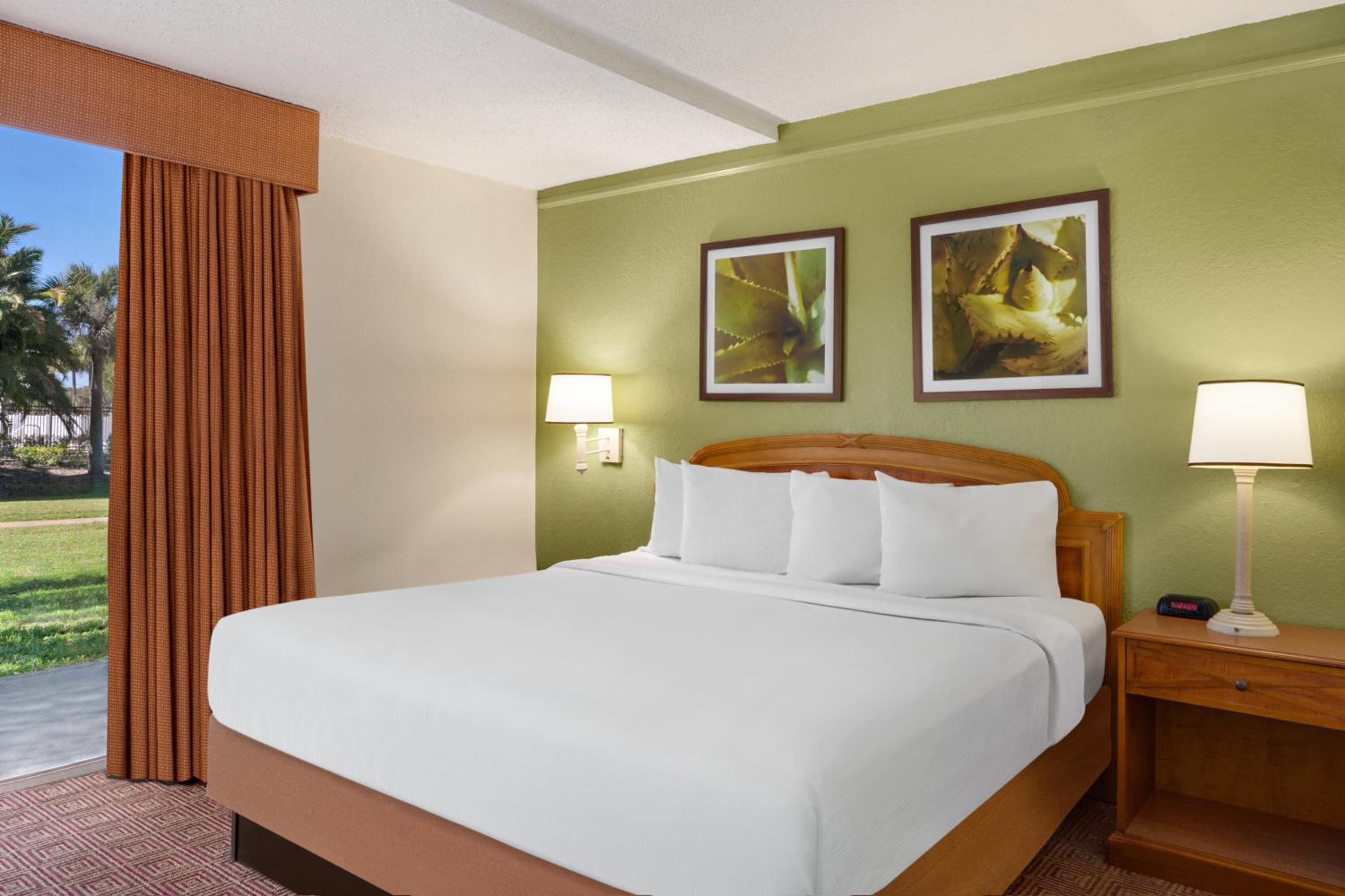 King Room - Non-Smoking - Photo 2