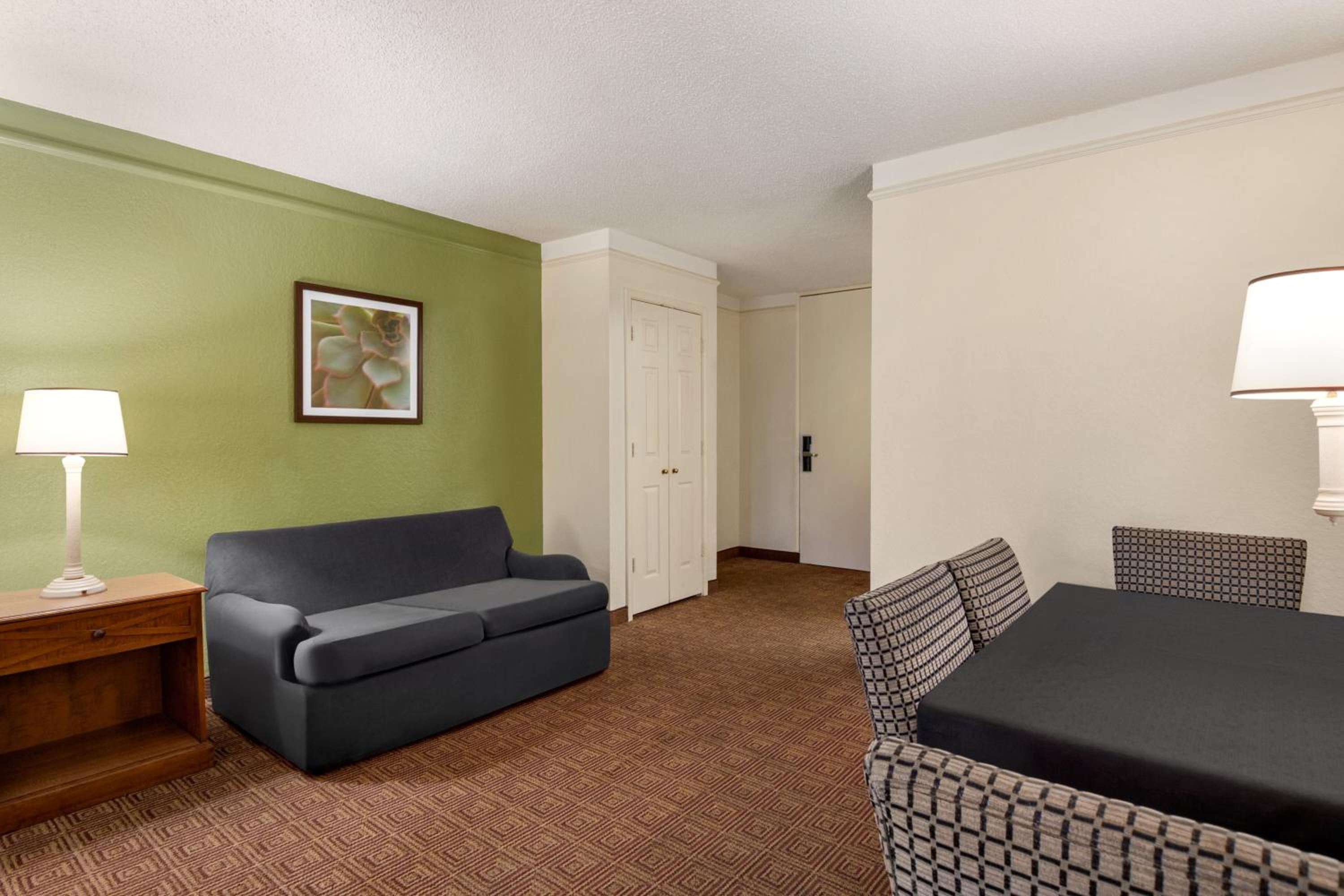 1 King Bed, Studio Suite, Non-Smoking - Photo 3
