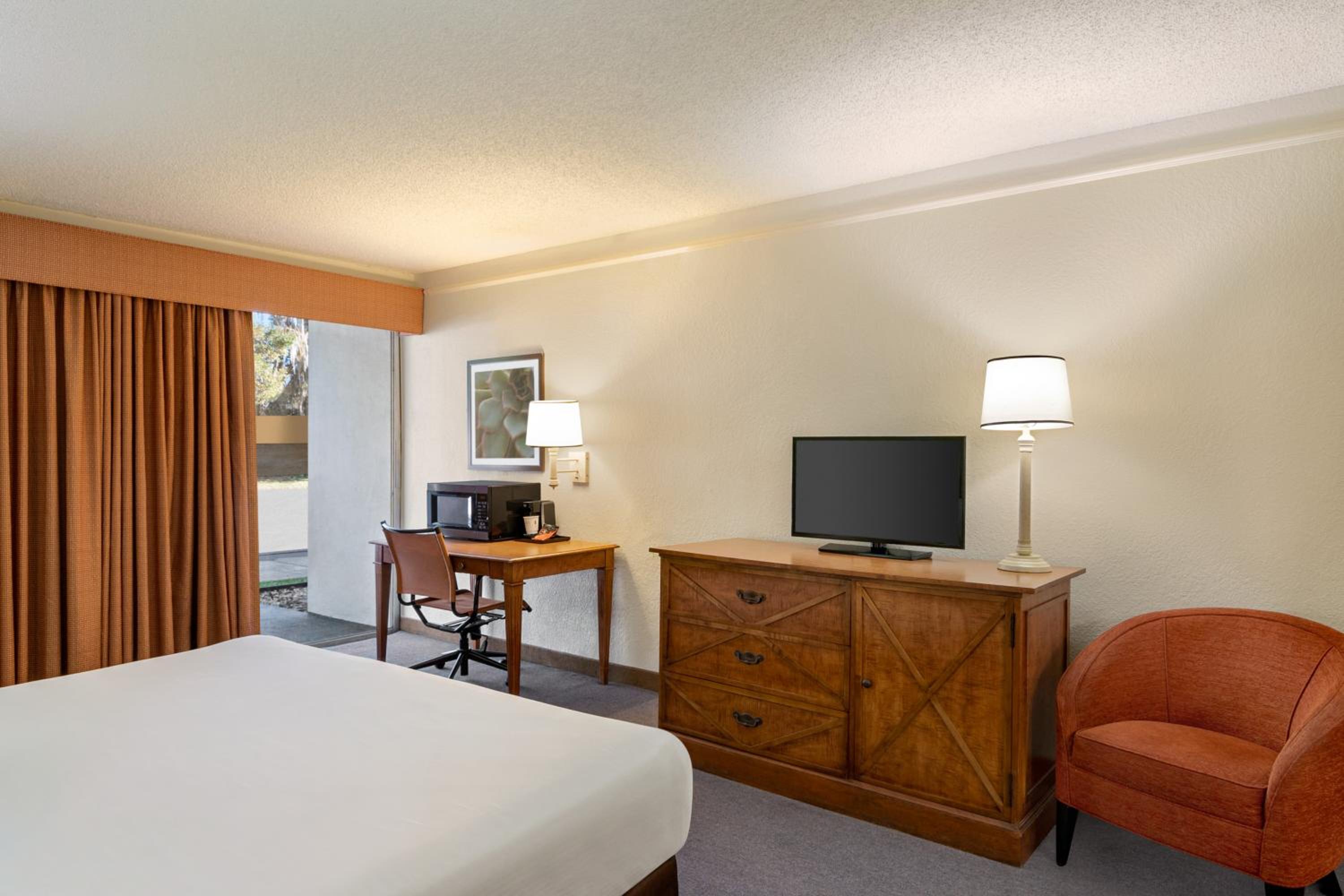 King Room - Non-Smoking - Photo 6