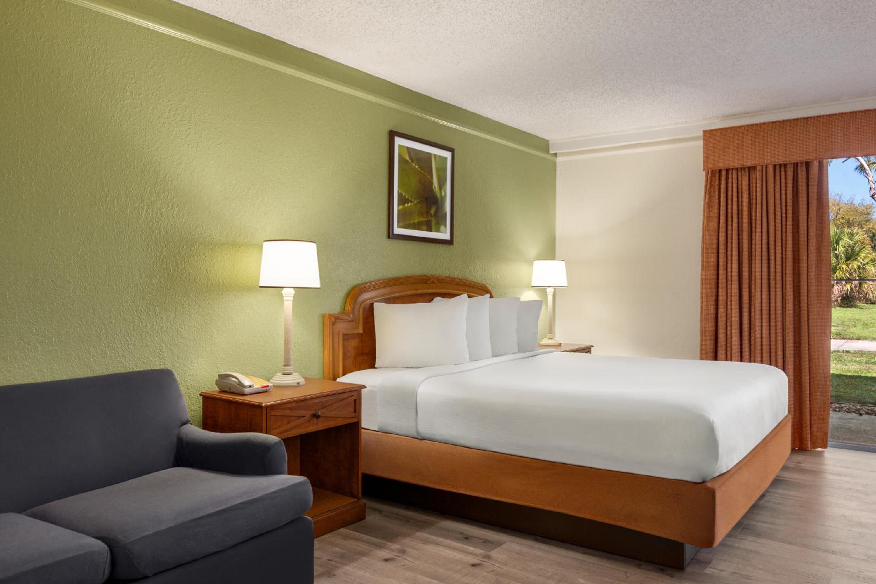 1 King Bed, Studio Suite, Non-Smoking - Photo 4