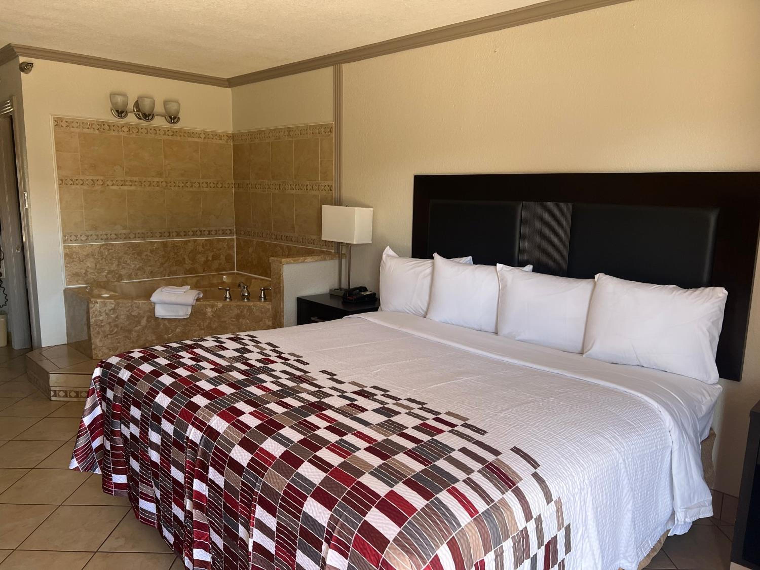Deluxe King Room with Jetted Tub Non-Smoking - Photo 7