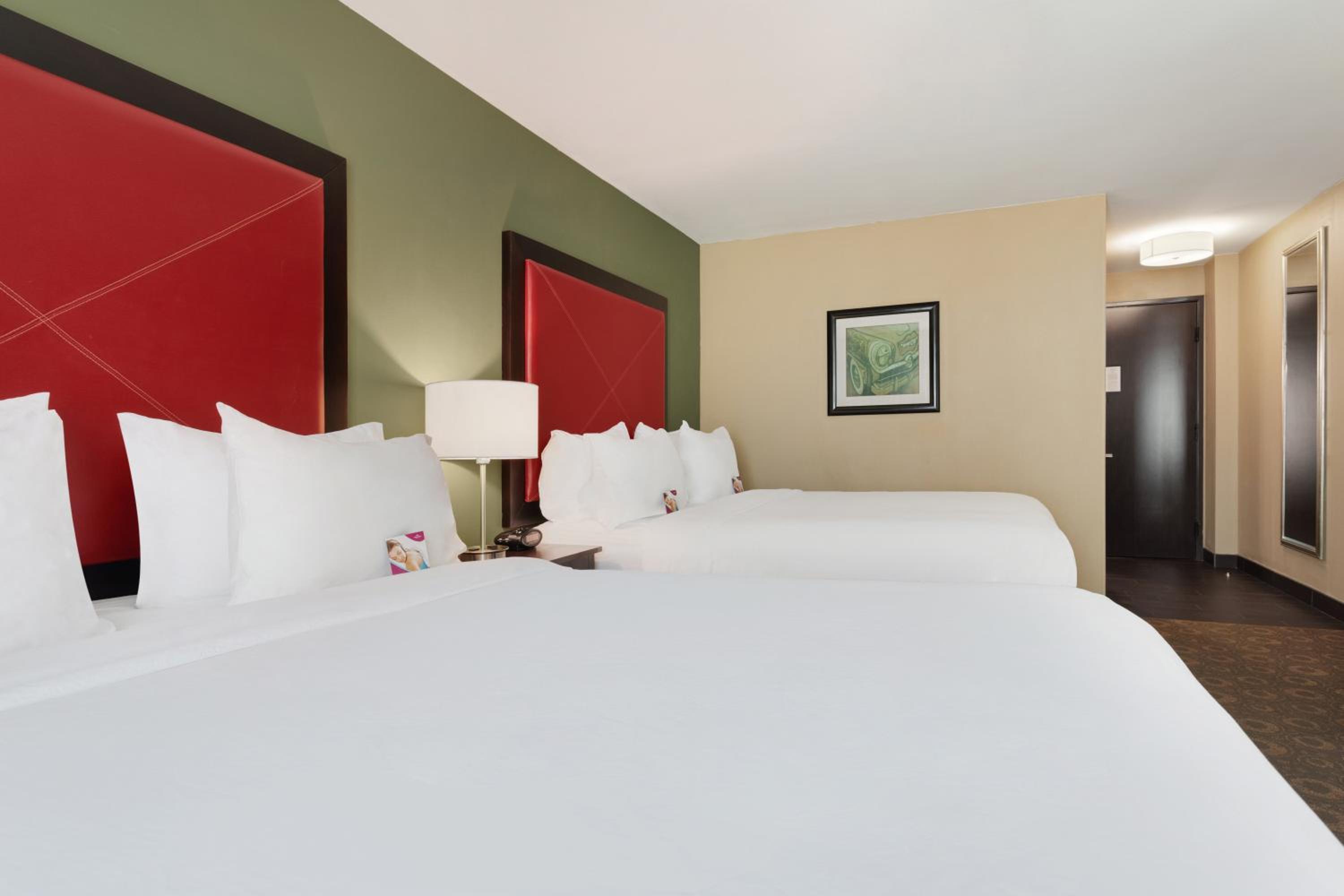 Standard Queen Room with Two Queen Beds - Photo 10