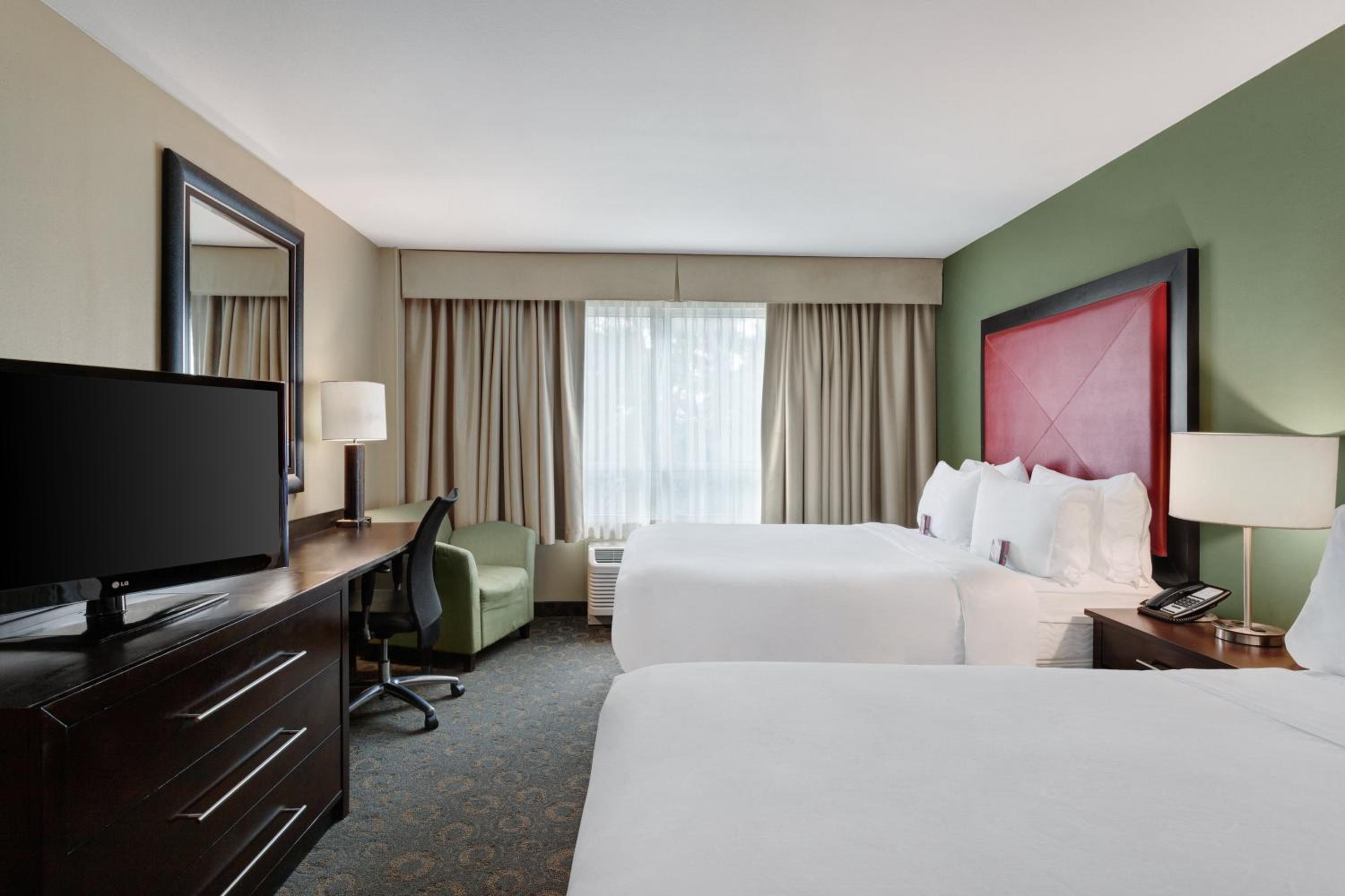 Standard Queen Room with Two Queen Beds - Photo 4