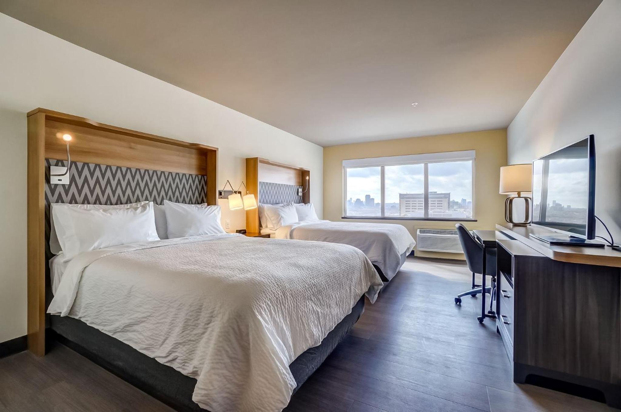 Standard Room with Two Queen Beds - Photo 11
