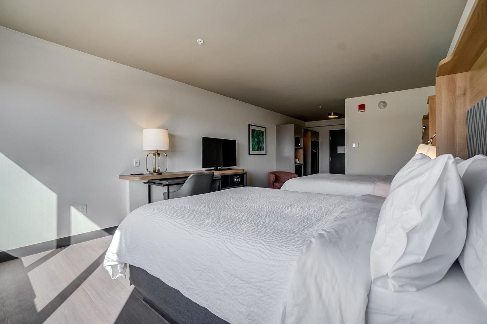 Standard Room with Two Queen Beds - Photo 9