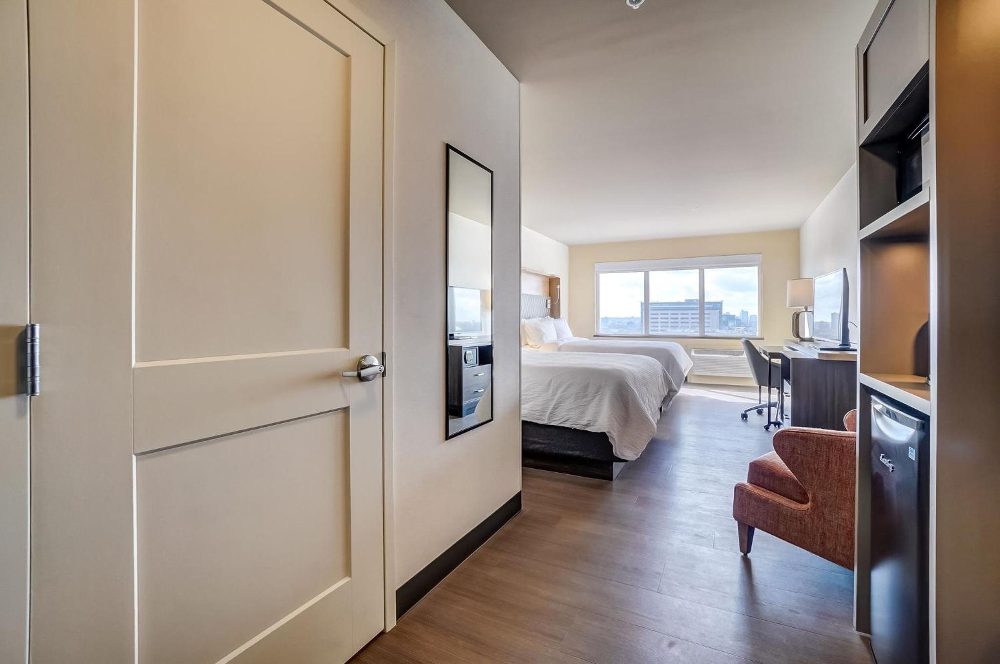 Standard Room with Two Queen Beds - Photo 10