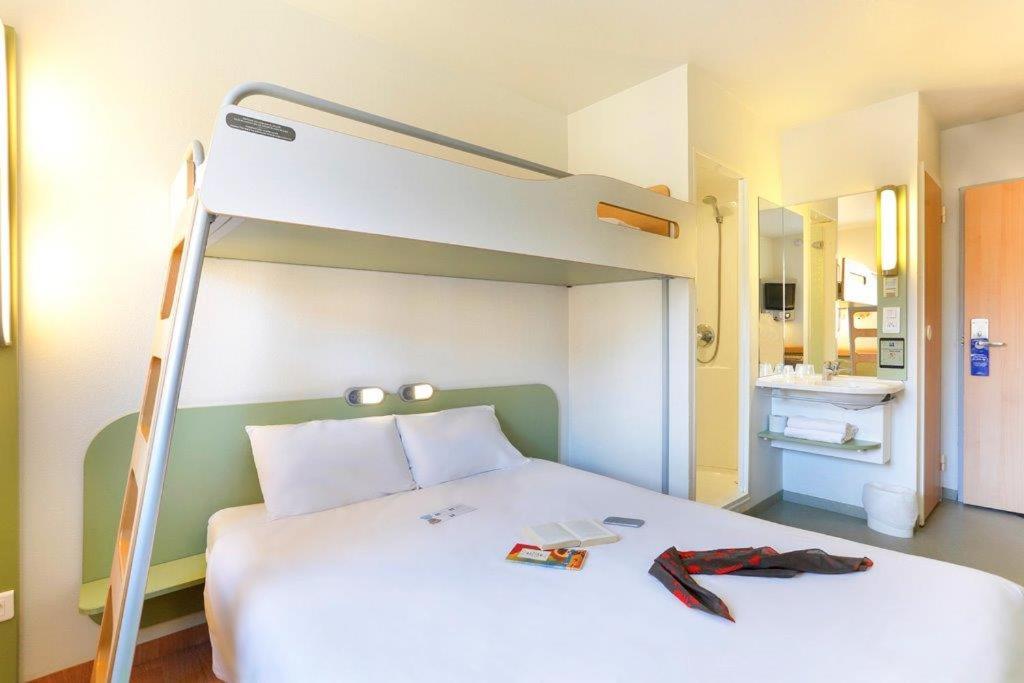 Triple Room With One Double Bed And One Bunk Bed - Photo 2