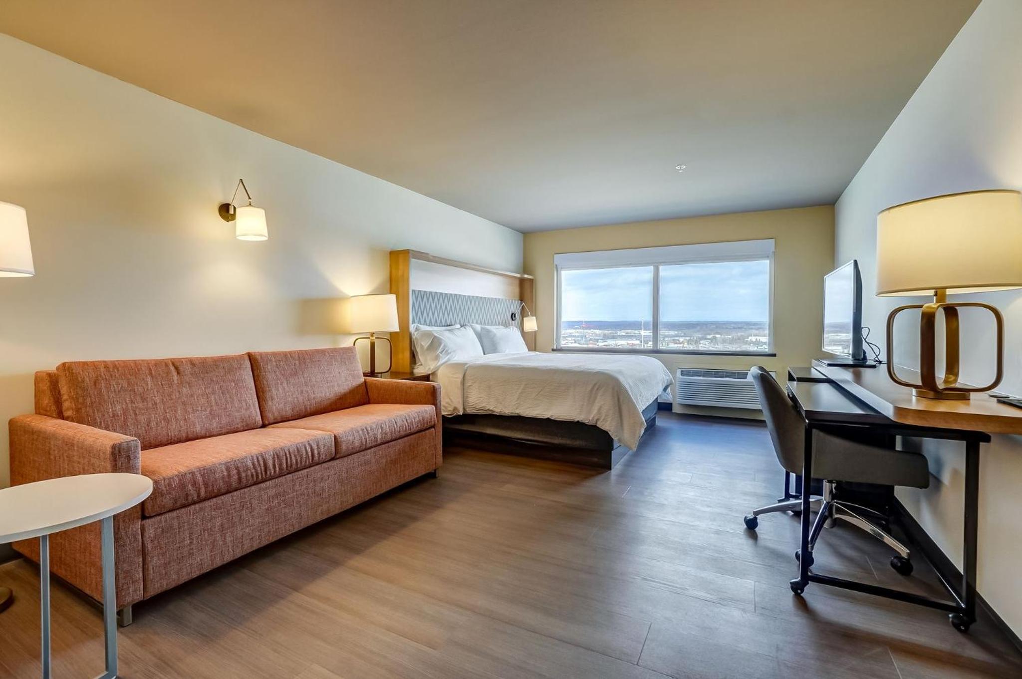 Standard King Room with Sofa Bed - Photo 8