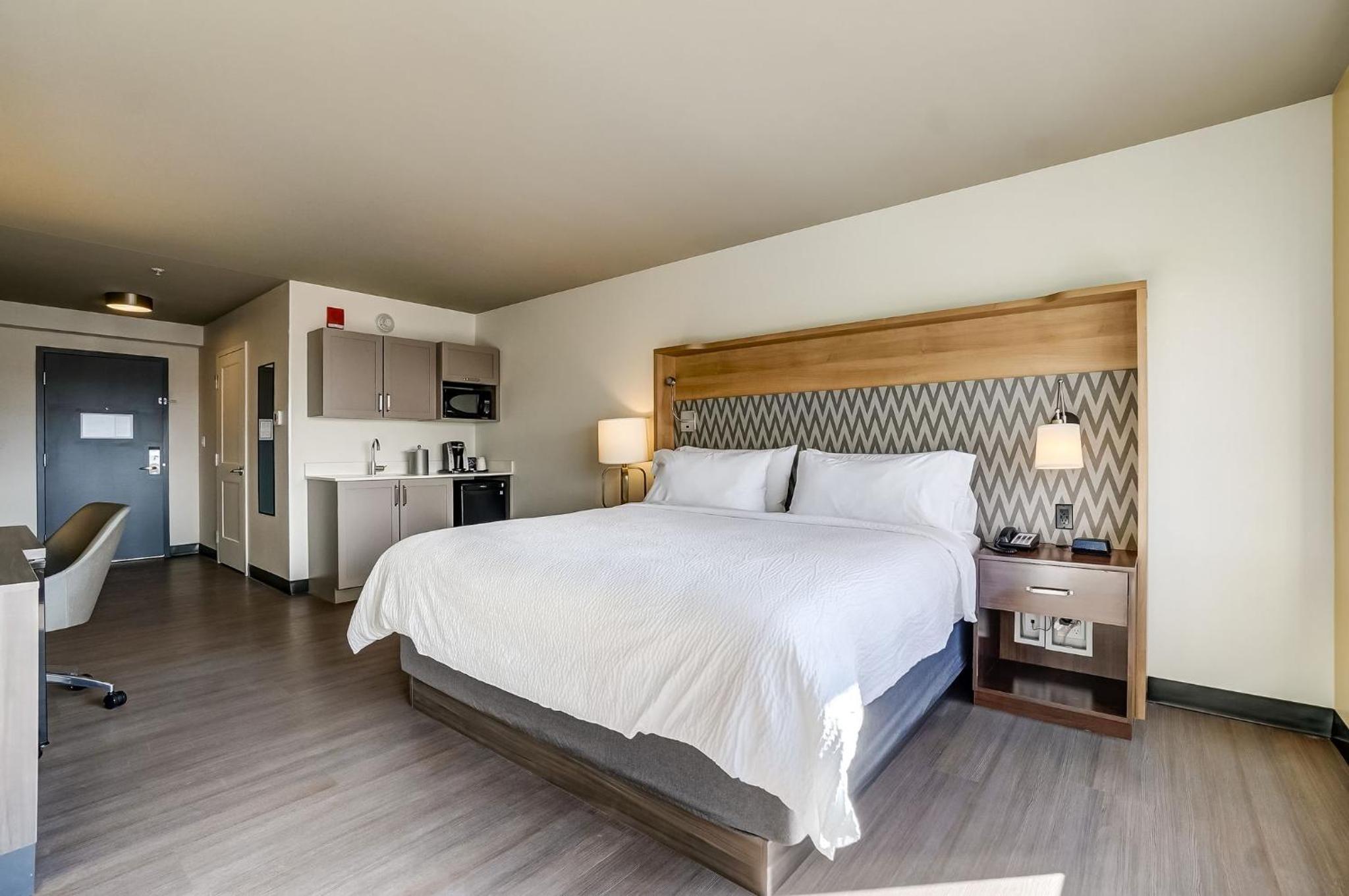 One-Bedroom Suite with Sofa Bed - Photo 2