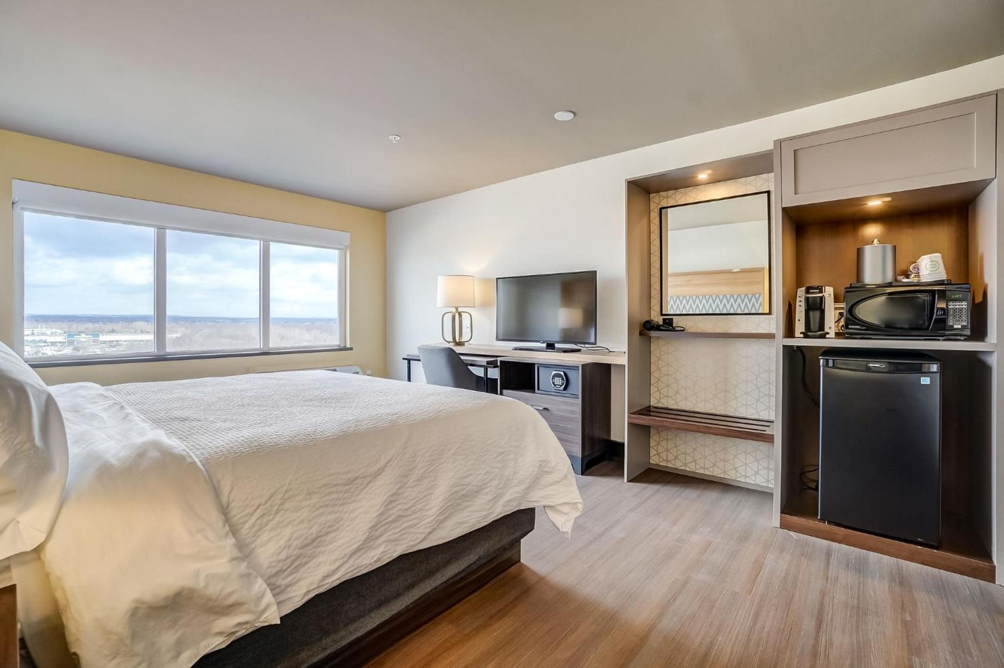Standard King Room with Mobility Accessible Roll-In Shower - Photo 1