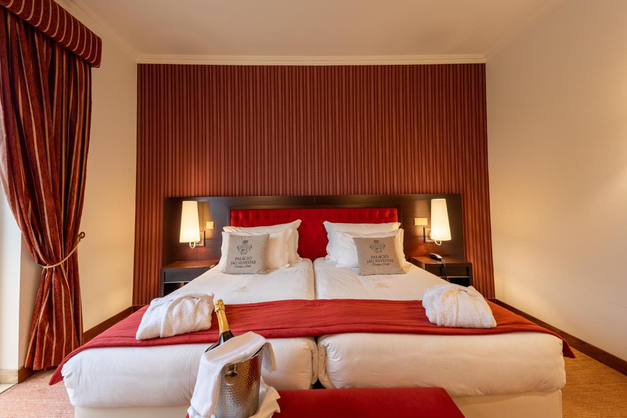 Deluxe Double Room with Balcony and Pool View - Photo 4