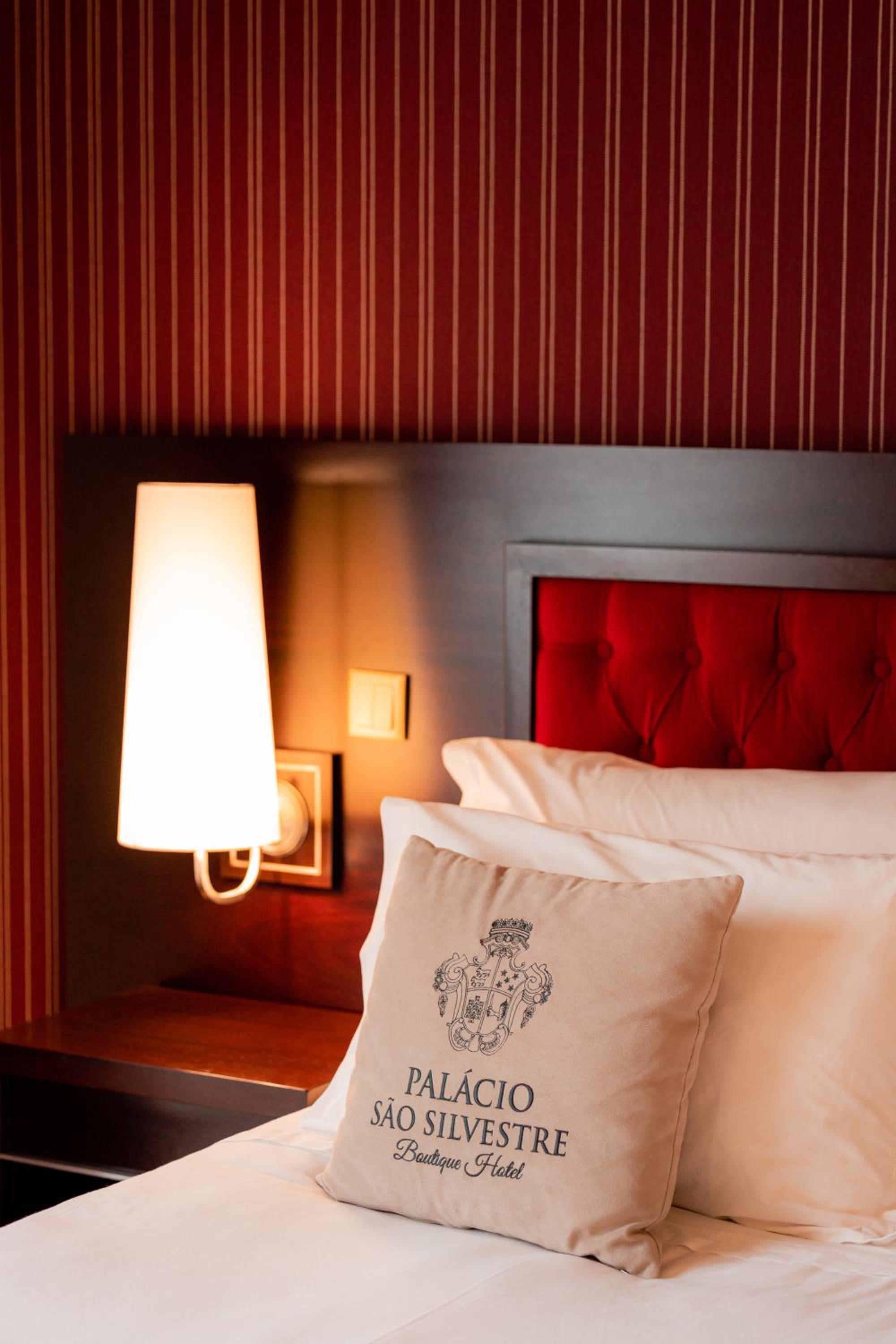 Deluxe Double Room with Balcony and Pool View - Photo 8