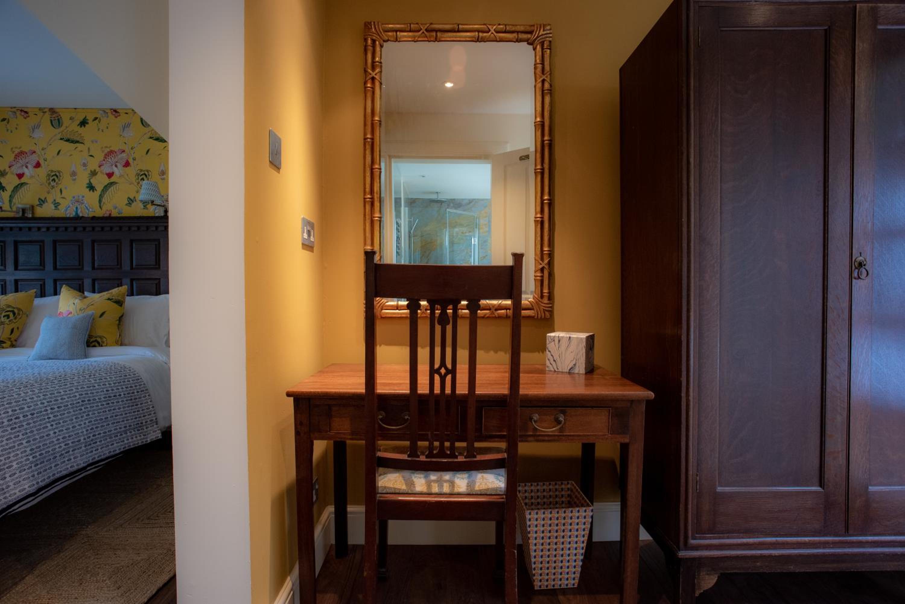 Deluxe Queen Suite photo 1