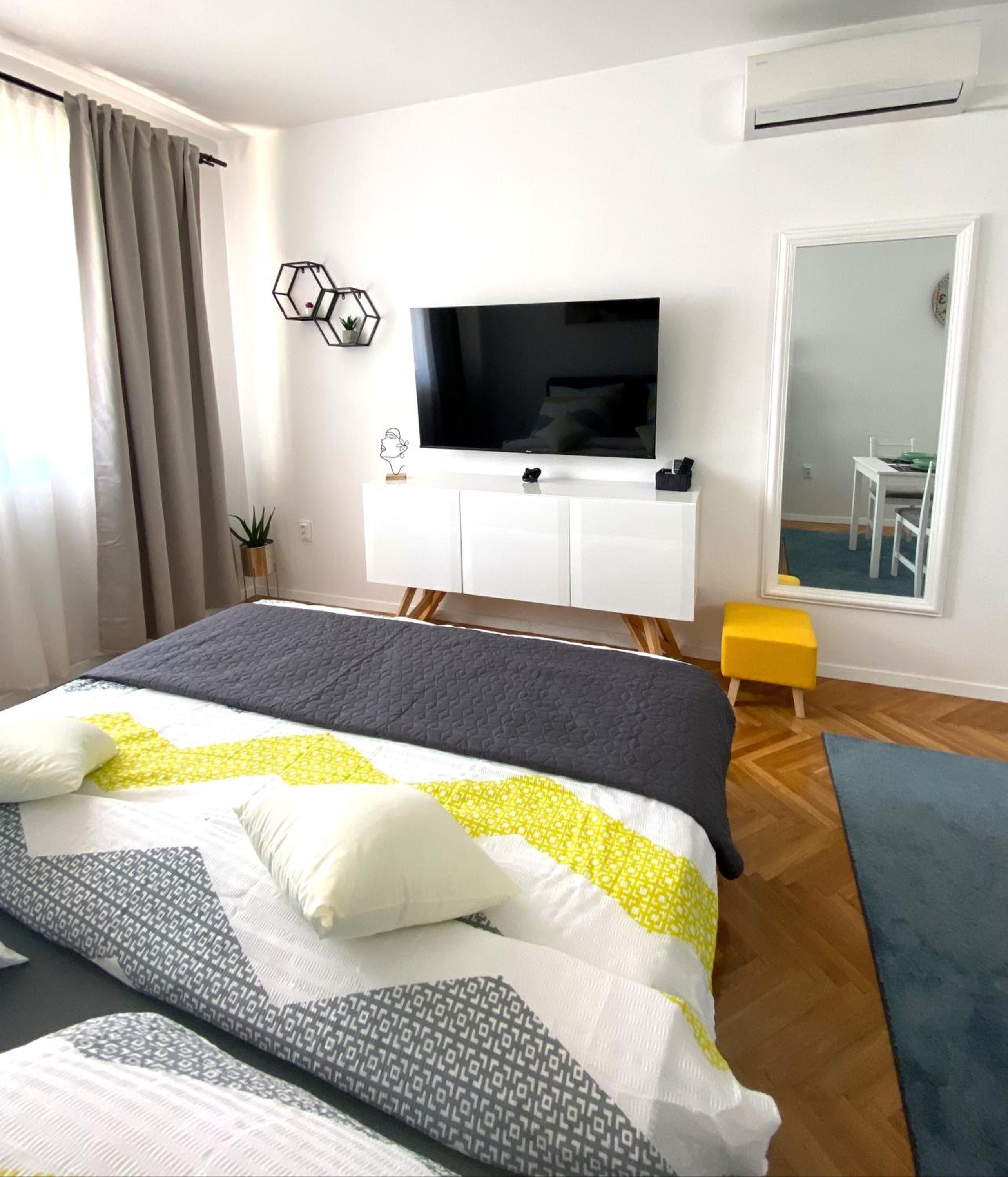 One-Bedroom Apartment - Photo 1