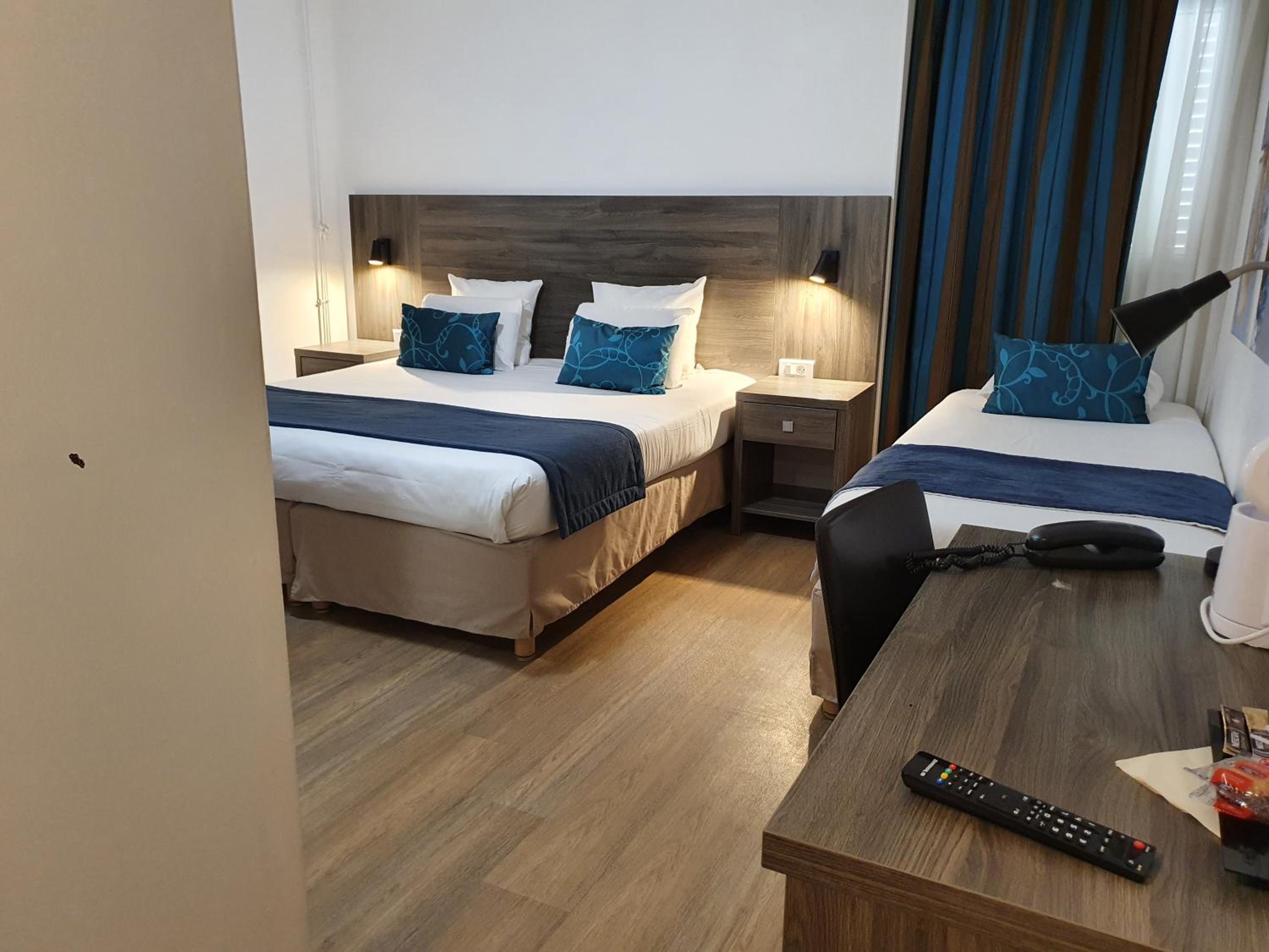 Triple Room (1 Double Bed + 1 Single Bed) - Photo 5