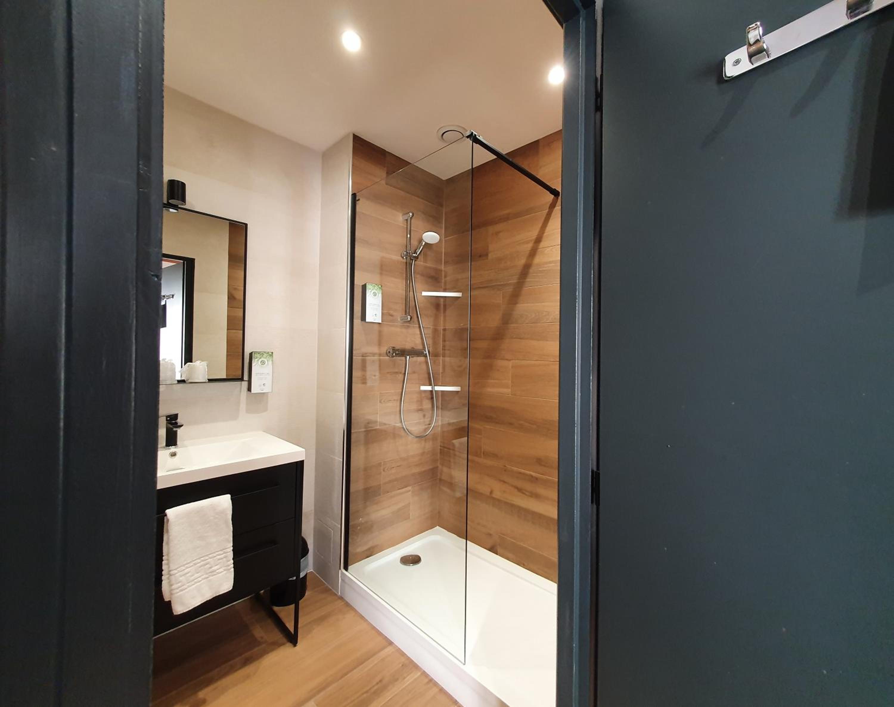 Quad Room - 1 Double Bed, 2 Single Beds - Photo 10