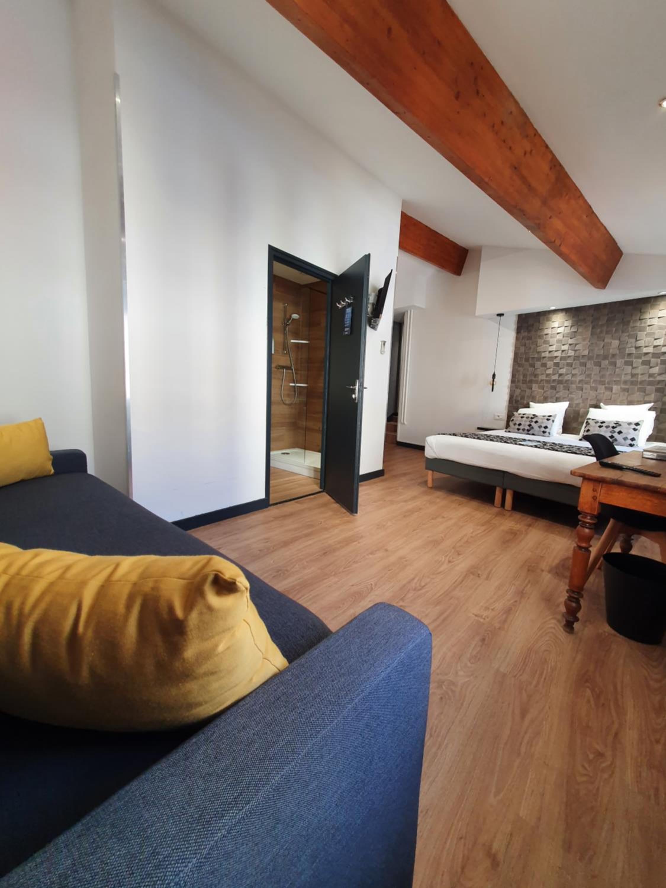 Quad Room - 1 Double Bed, 2 Single Beds - Photo 6