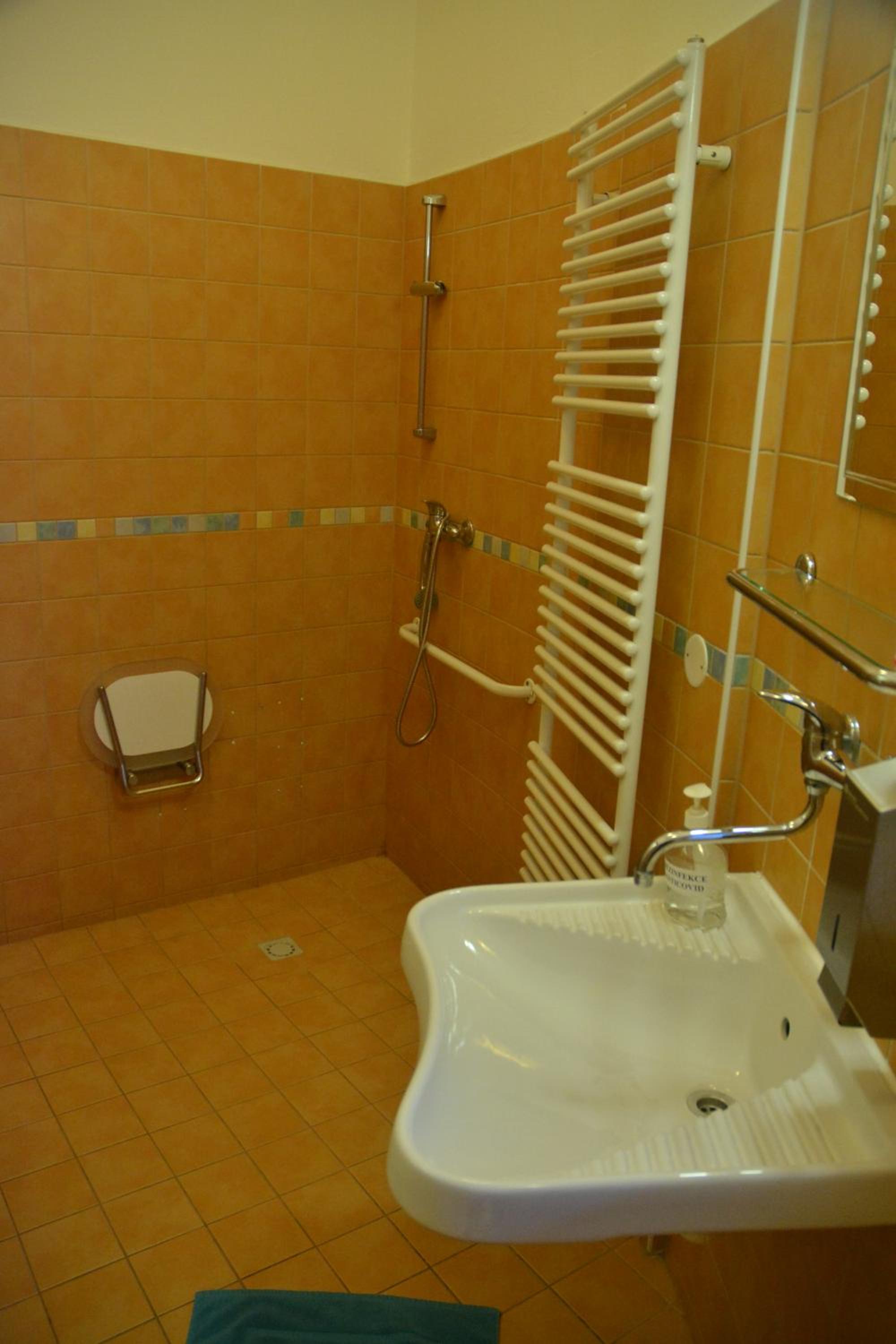 Twin Room - Disability Access photo 2