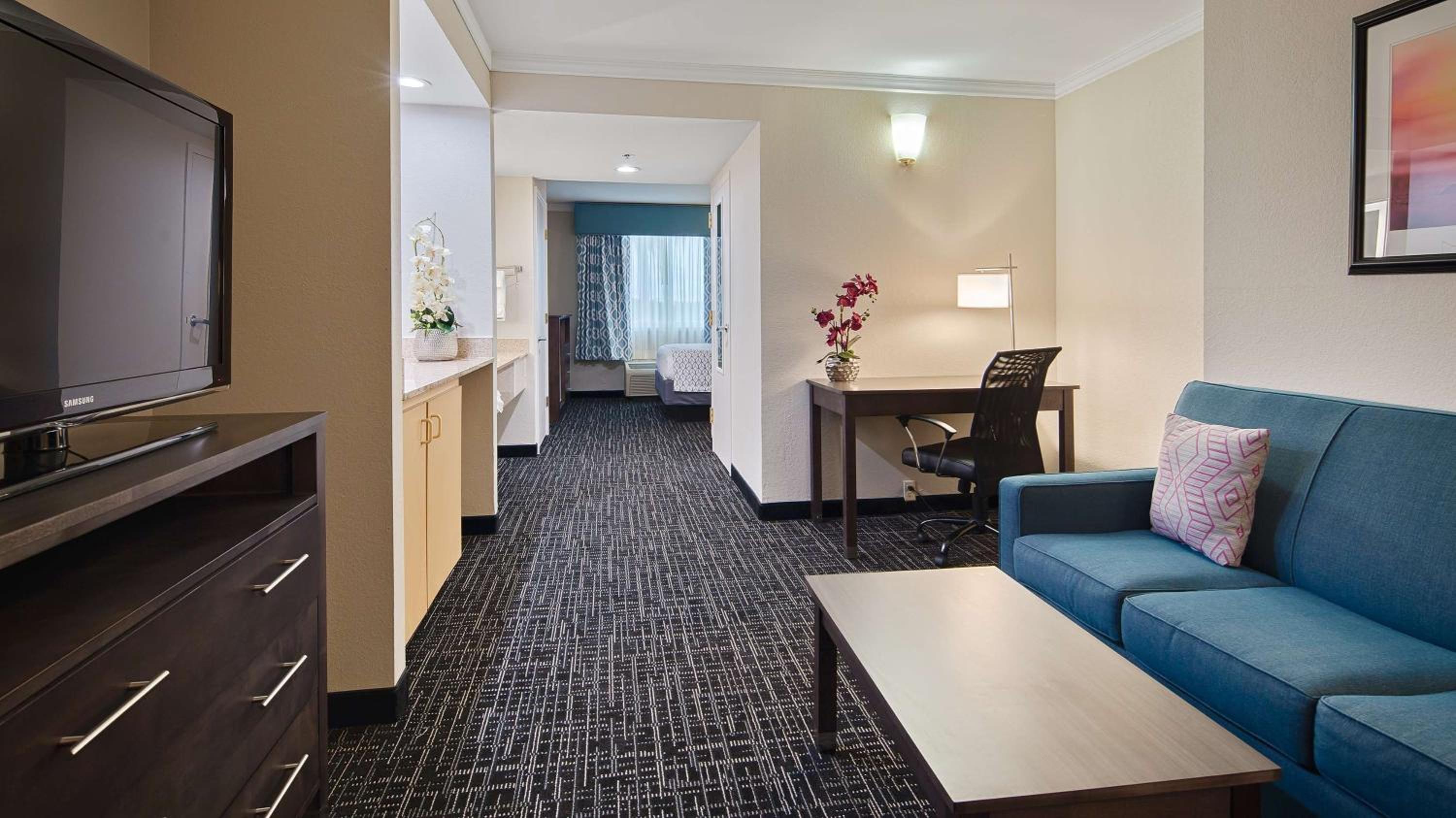 King Suite - Non-Smoking - Photo 2