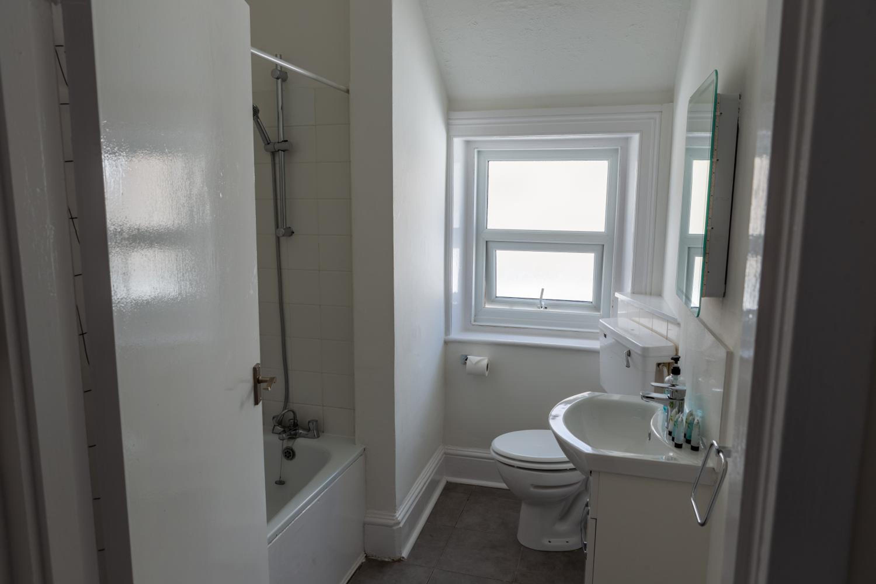 Twin Room with Shower - Photo 7