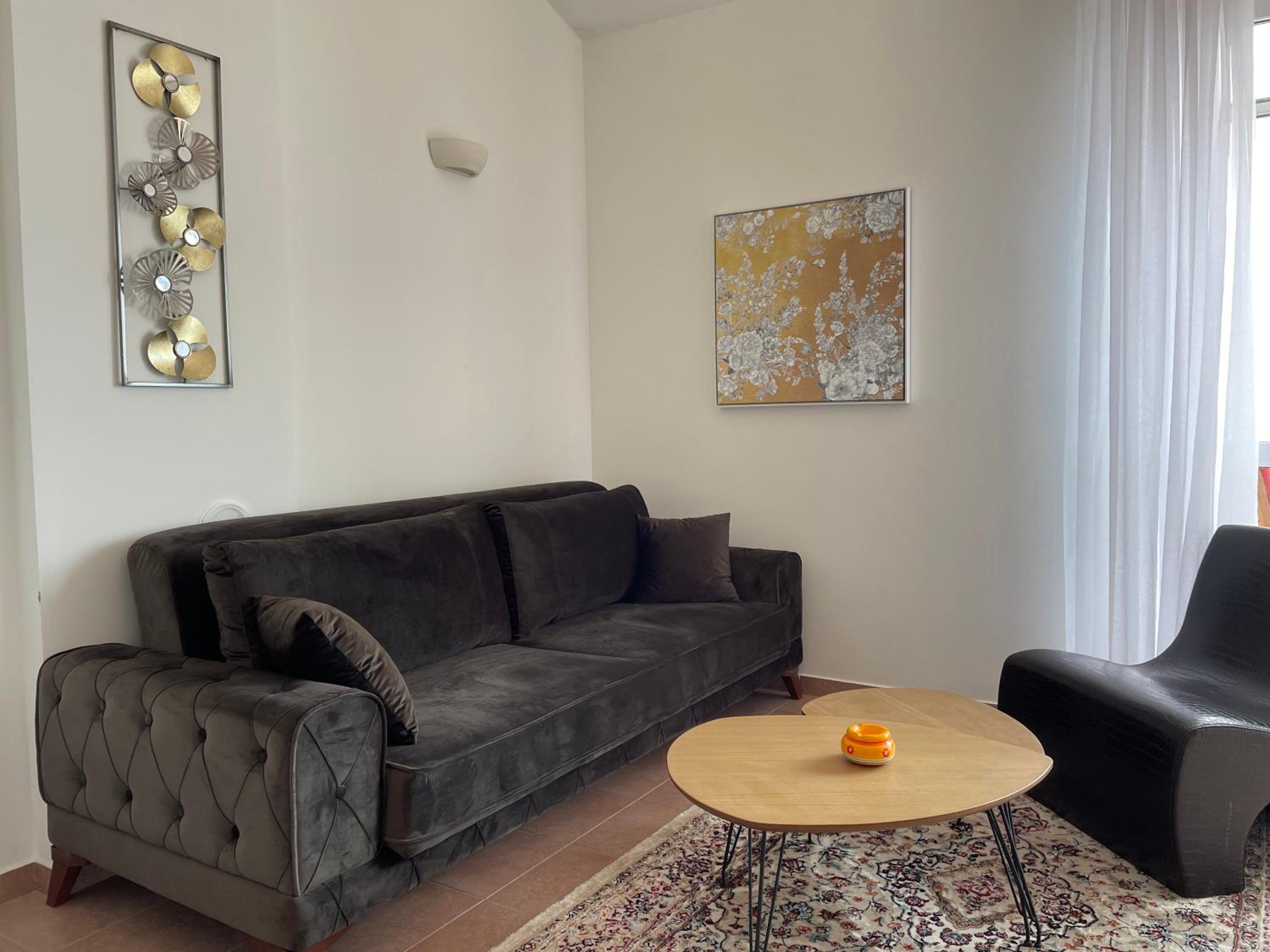 One-Bedroom Apartment photo 1
