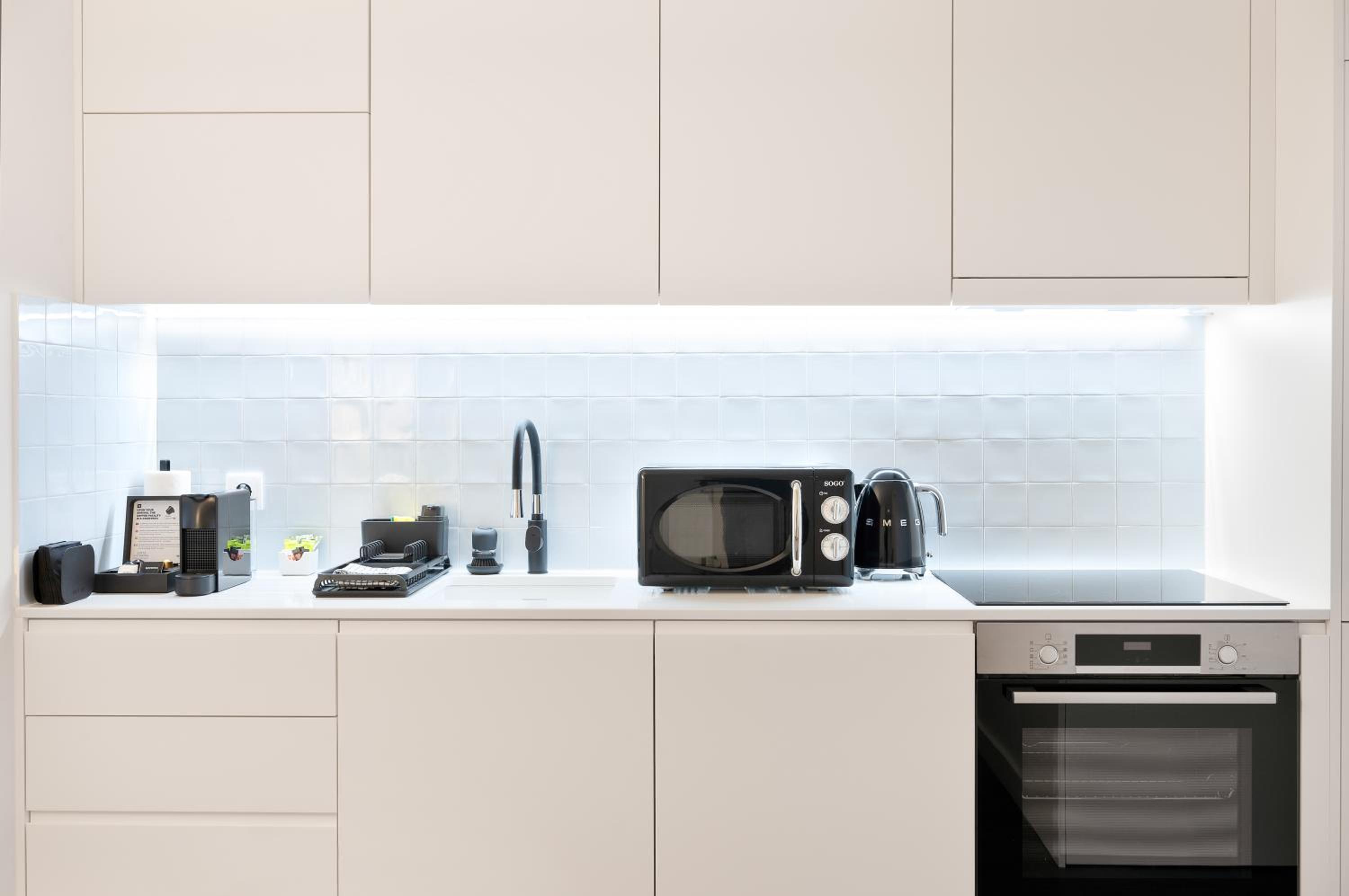 Premium Apartment with Street View - Photo 5
