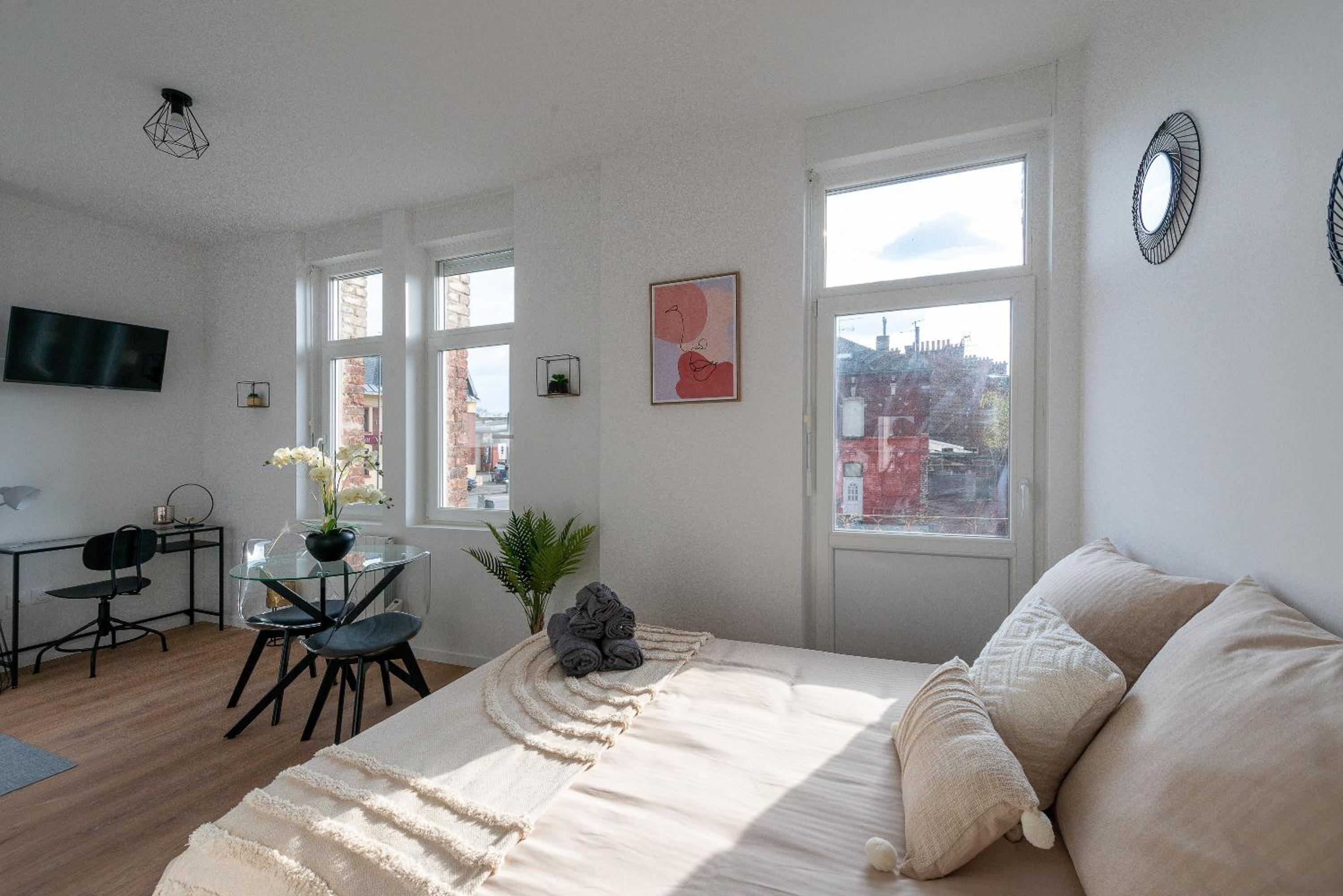 Studio with Balcony photo 1