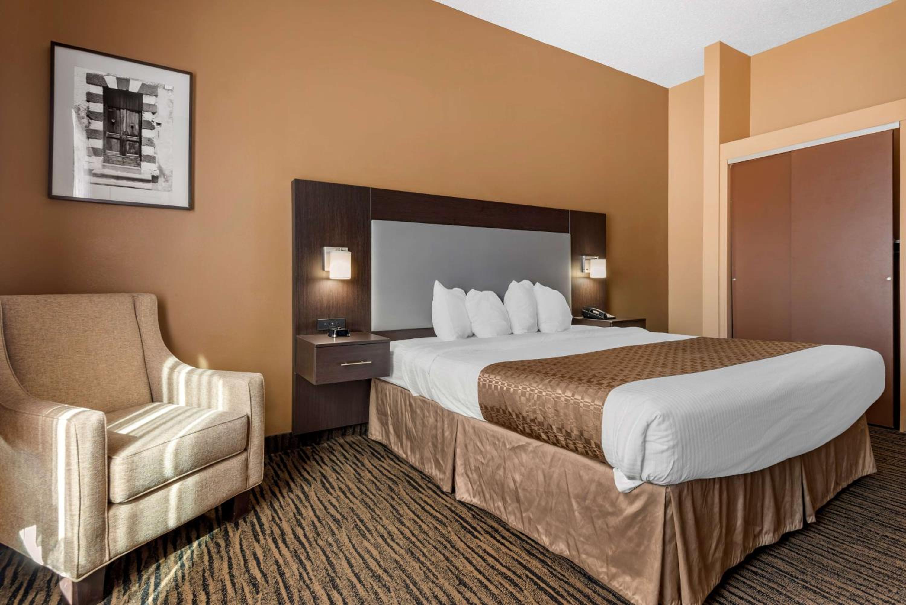 King Room with Bath Tub - Mobility Accessible/Non-Smoking - Photo 1