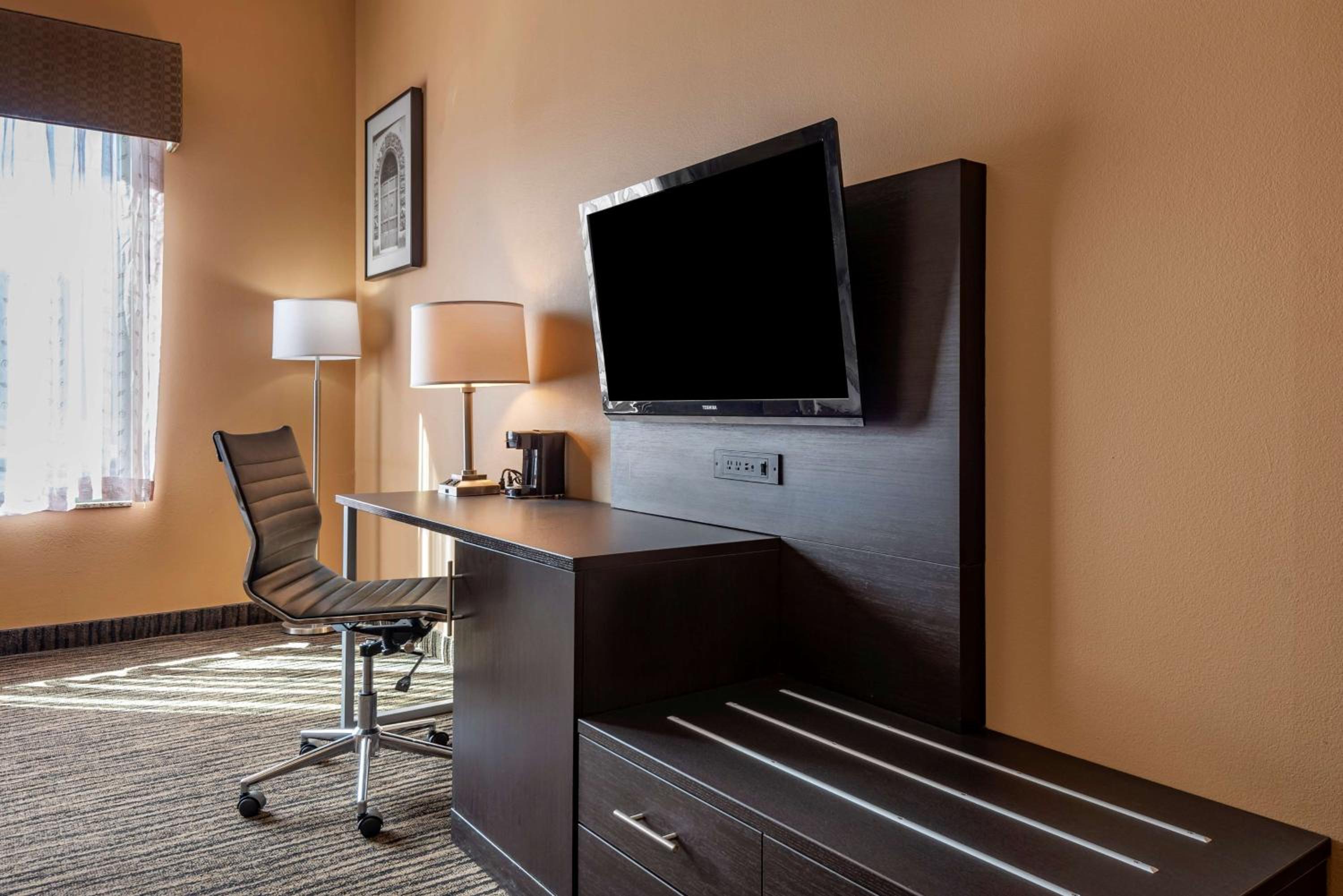 King Room - Non-Smoking - Photo 2