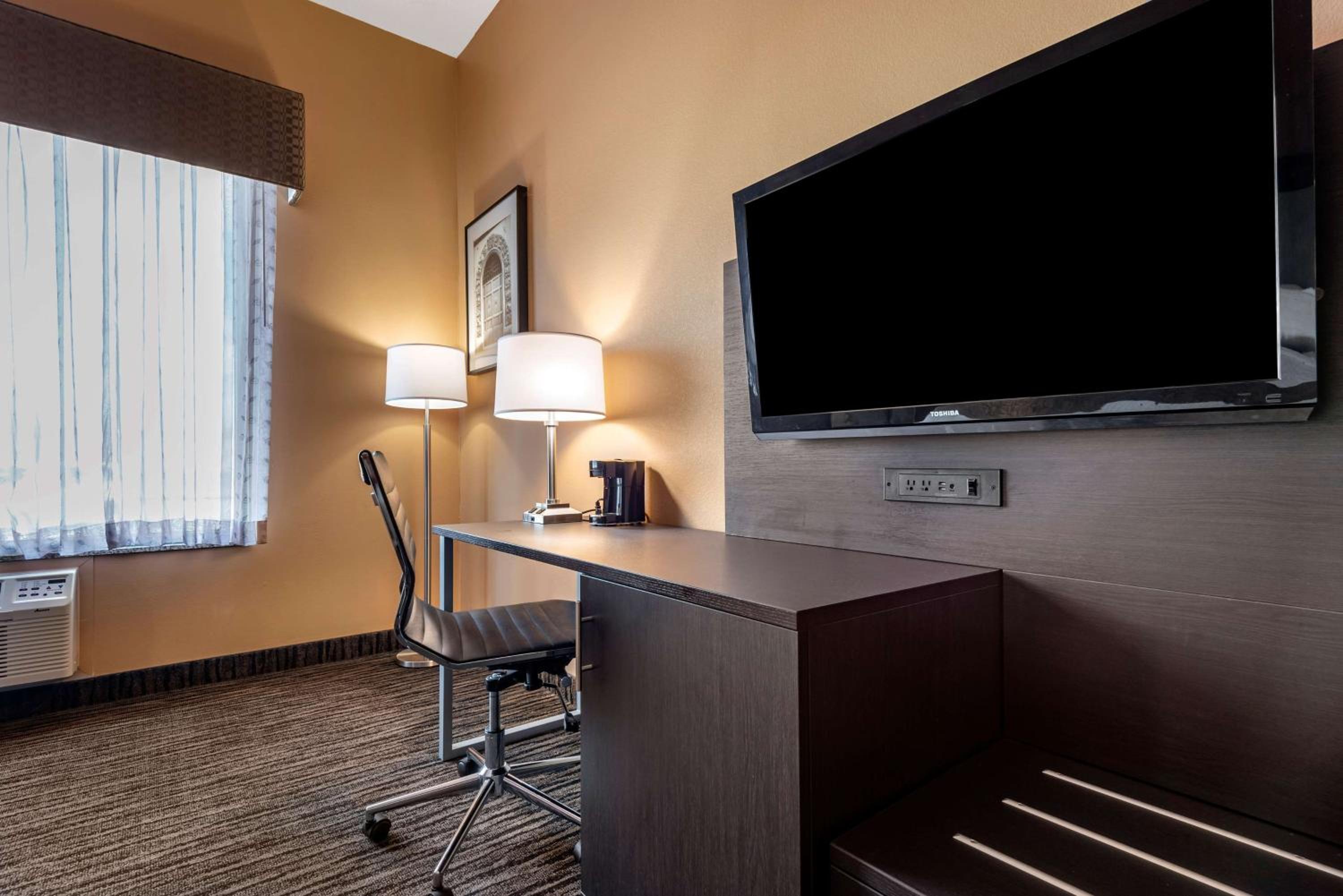 King Room - Non-Smoking - Photo 9
