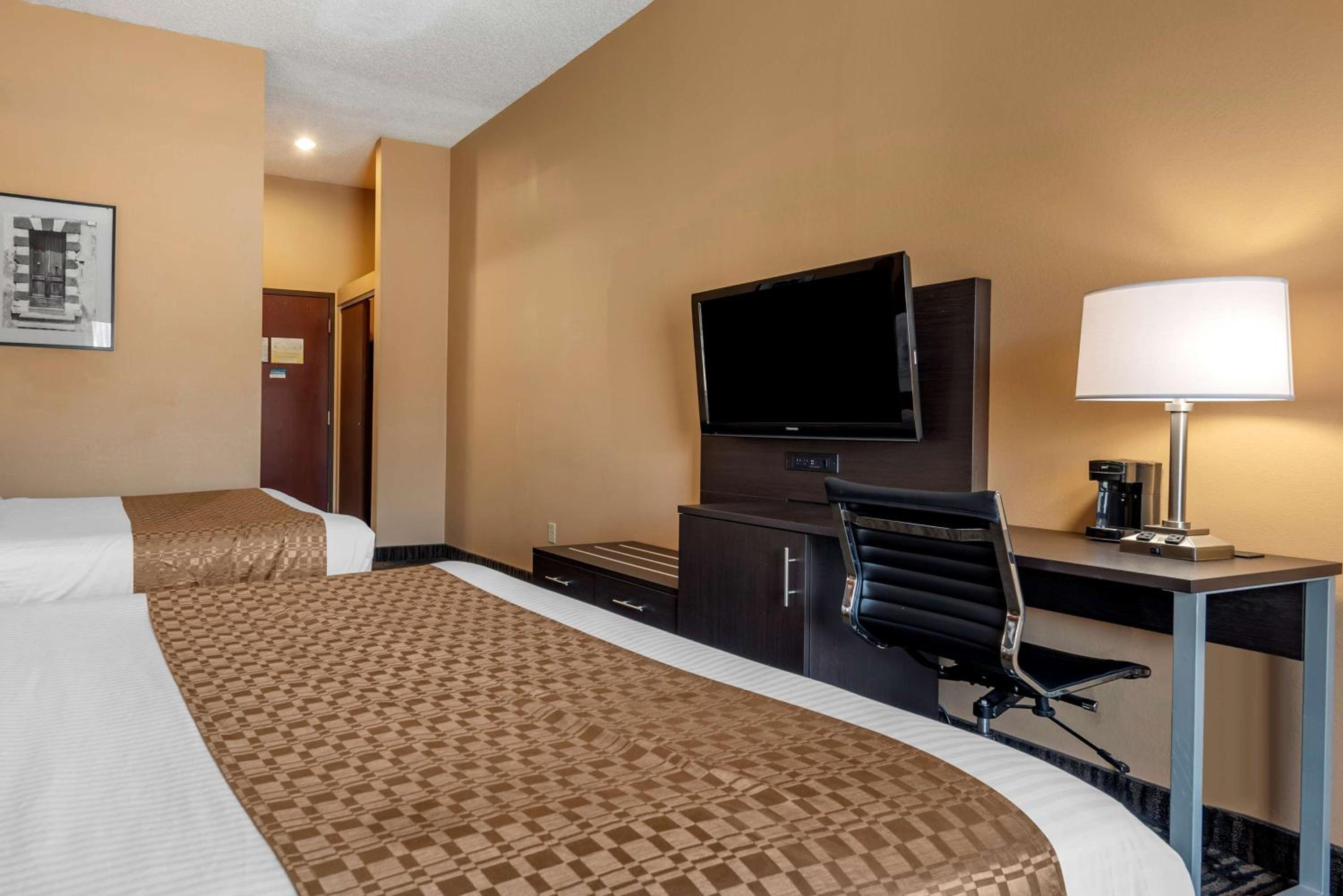 Queen Room with Two Queen Beds - Non-Smoking - Photo 1