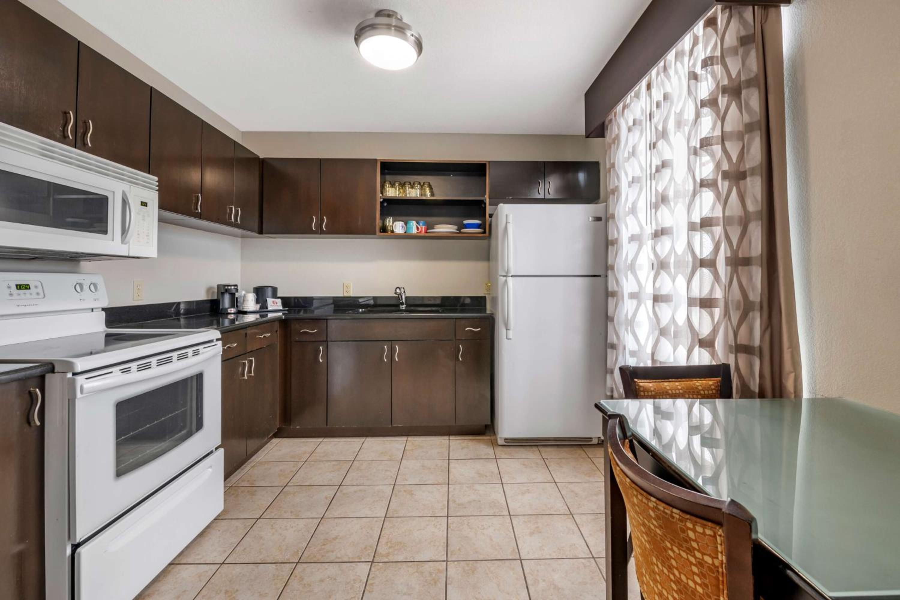 King Suite with Kitchenette - Non-Smoking - Photo 2