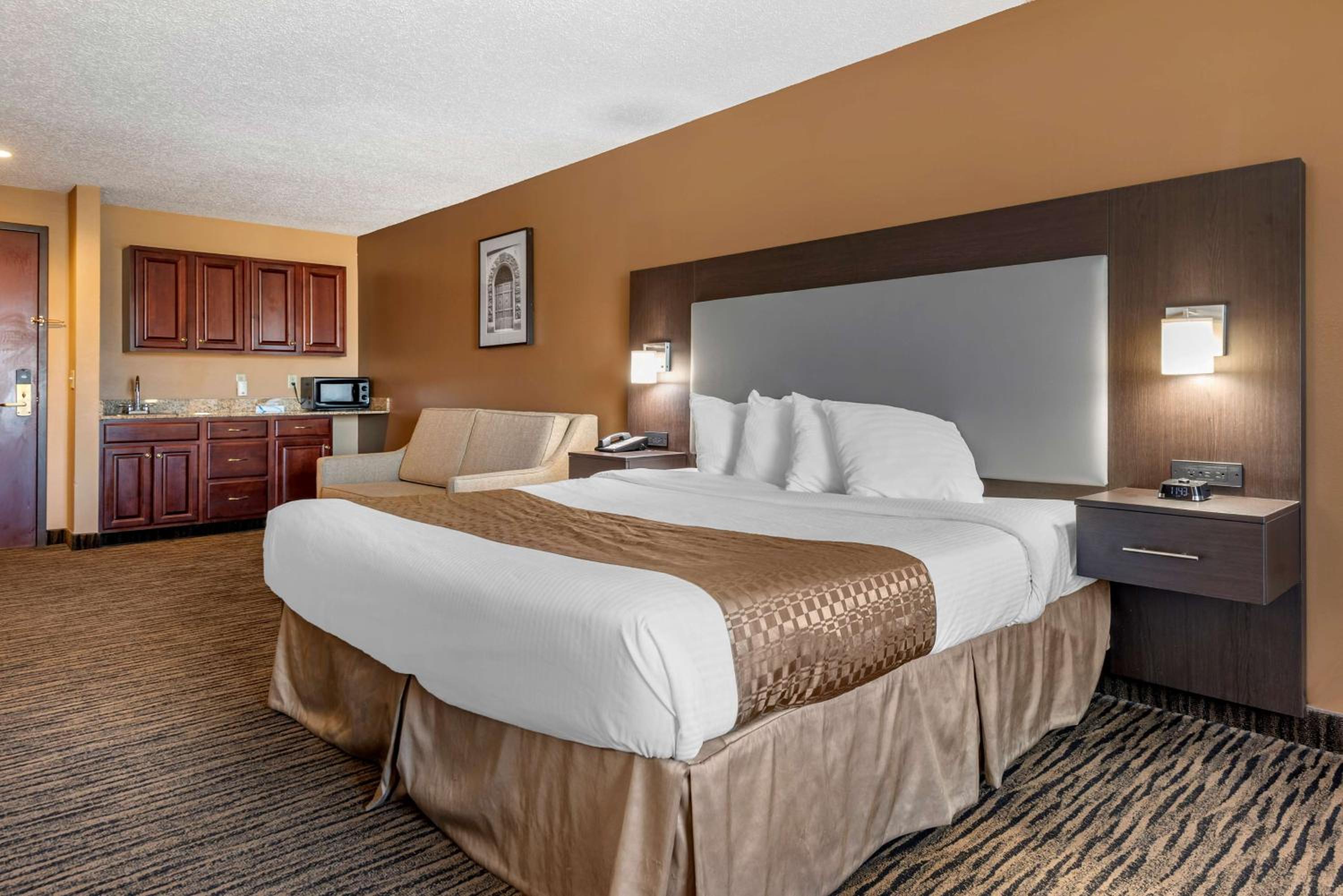 King Suite with Spa Bath and Sofa Bed - Non-Smoking - Photo 4