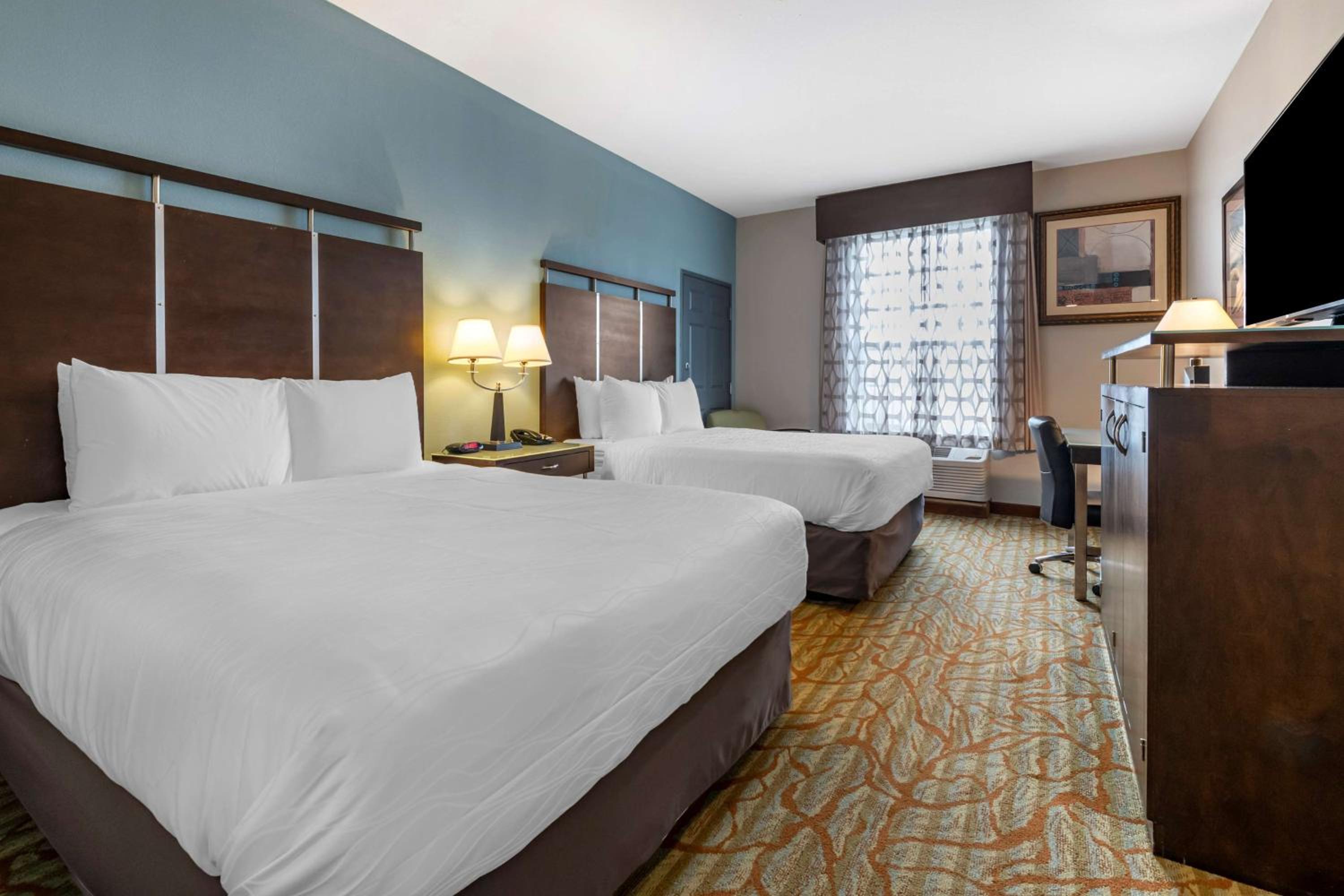 Queen Room with Two Queen Beds - Non-Smoking - Photo 1