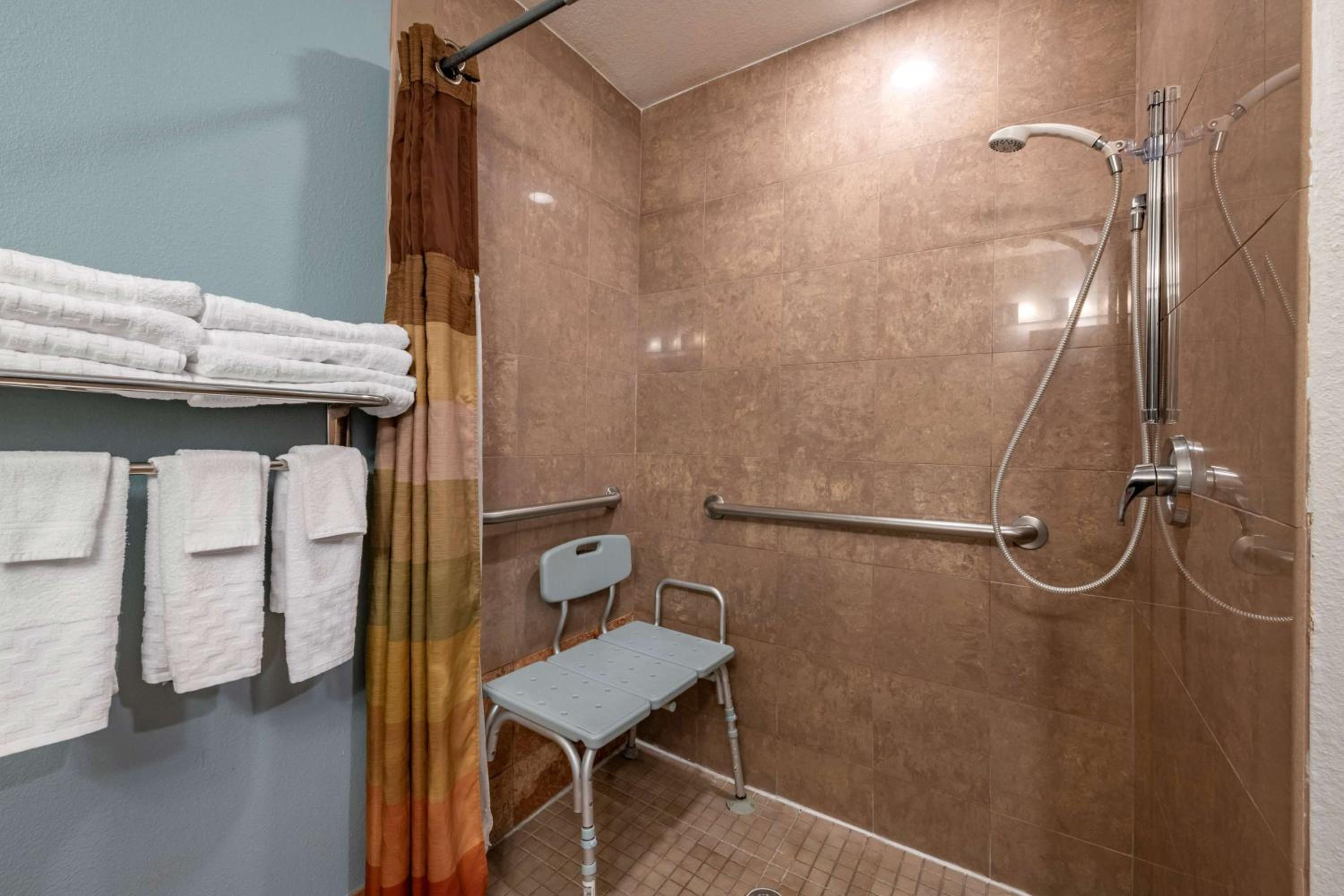 Queen Room with Two Queen Beds with Roll-In Shower - Mobility Access - Photo 3