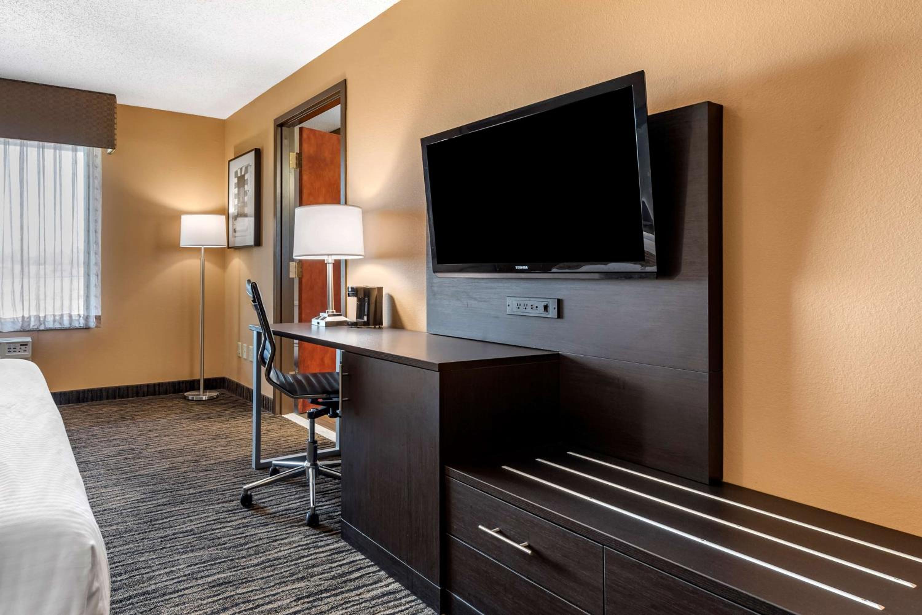 King Suite with Spa Bath and Sofa Bed - Non-Smoking - Photo 1