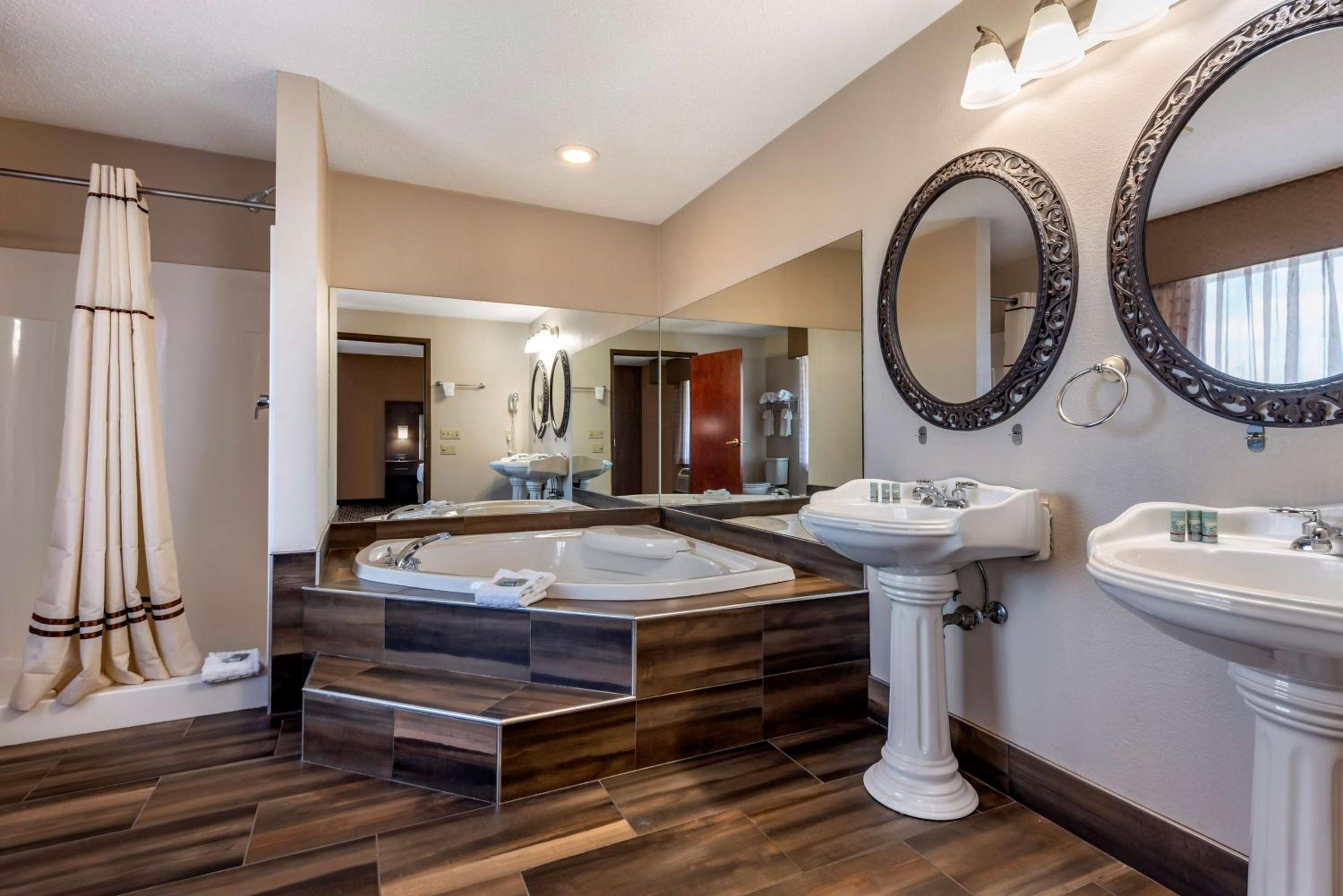 King Suite with Spa Bath and Sofa Bed - Non-Smoking - Photo 2